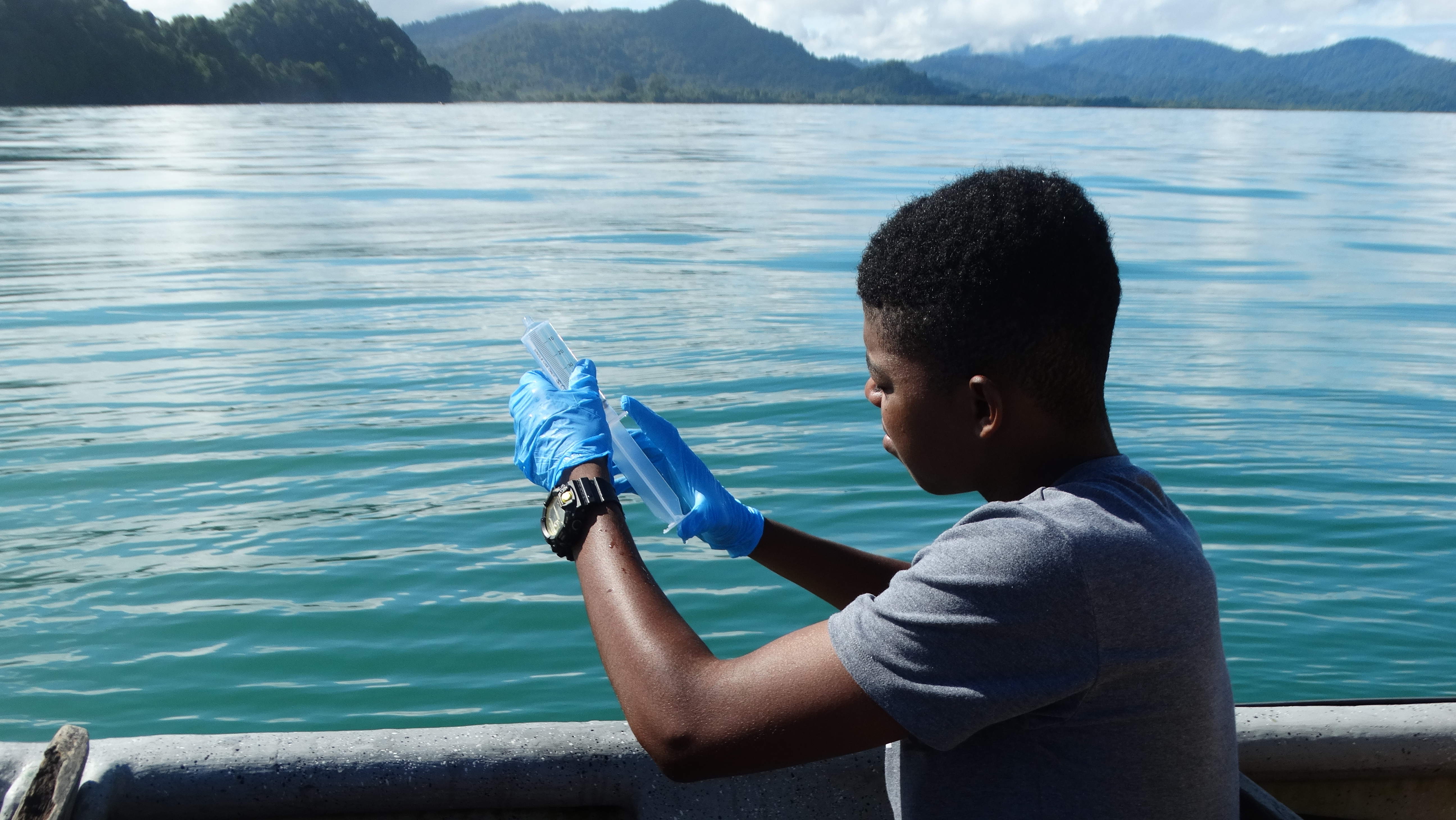 Kaleth Martínez, un joven del Chocó, tomando muestras de ADN