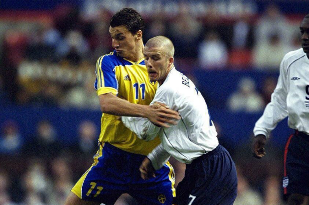 Zlatan Ibrahimovic (amarillo) y David Beckham (blanco) durante un partido en 2001. / Captura Instagram @iamzlatanibrahimovic