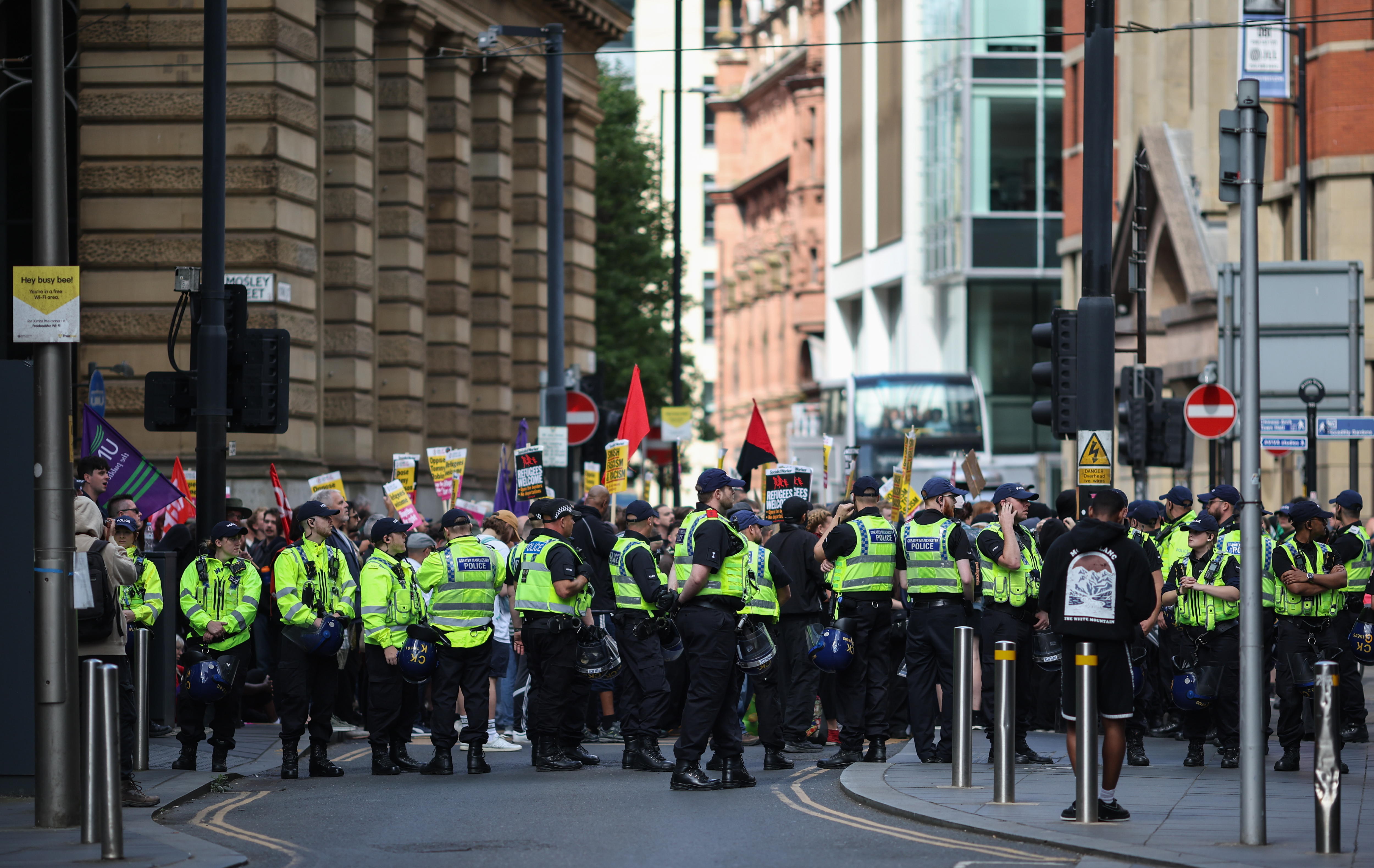 Manchester (United Kingdom), 03/08/2024.- Police contain anti-racism protesters in Manchester, Britain, 03 August 2024. Violent demonstrations by members of far-right groups have sprung up across Britain in the aftermath of a fatal stabbing attack in Southport, in which three children were killed and eight more seriously injured along with two adults. (Protestas, Reino Unido) EFE/EPA/STR
