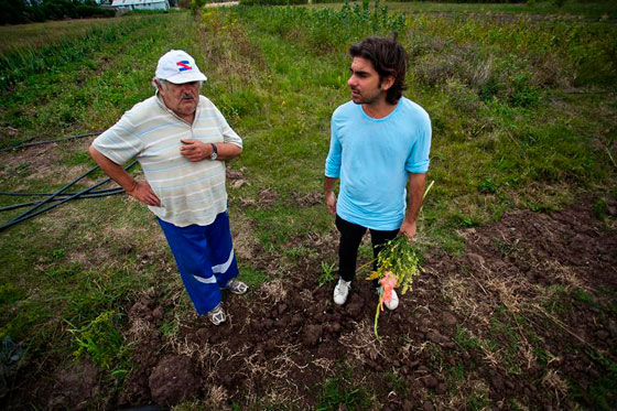Crean perfume de Pepe Mujica con plantas de su huerta