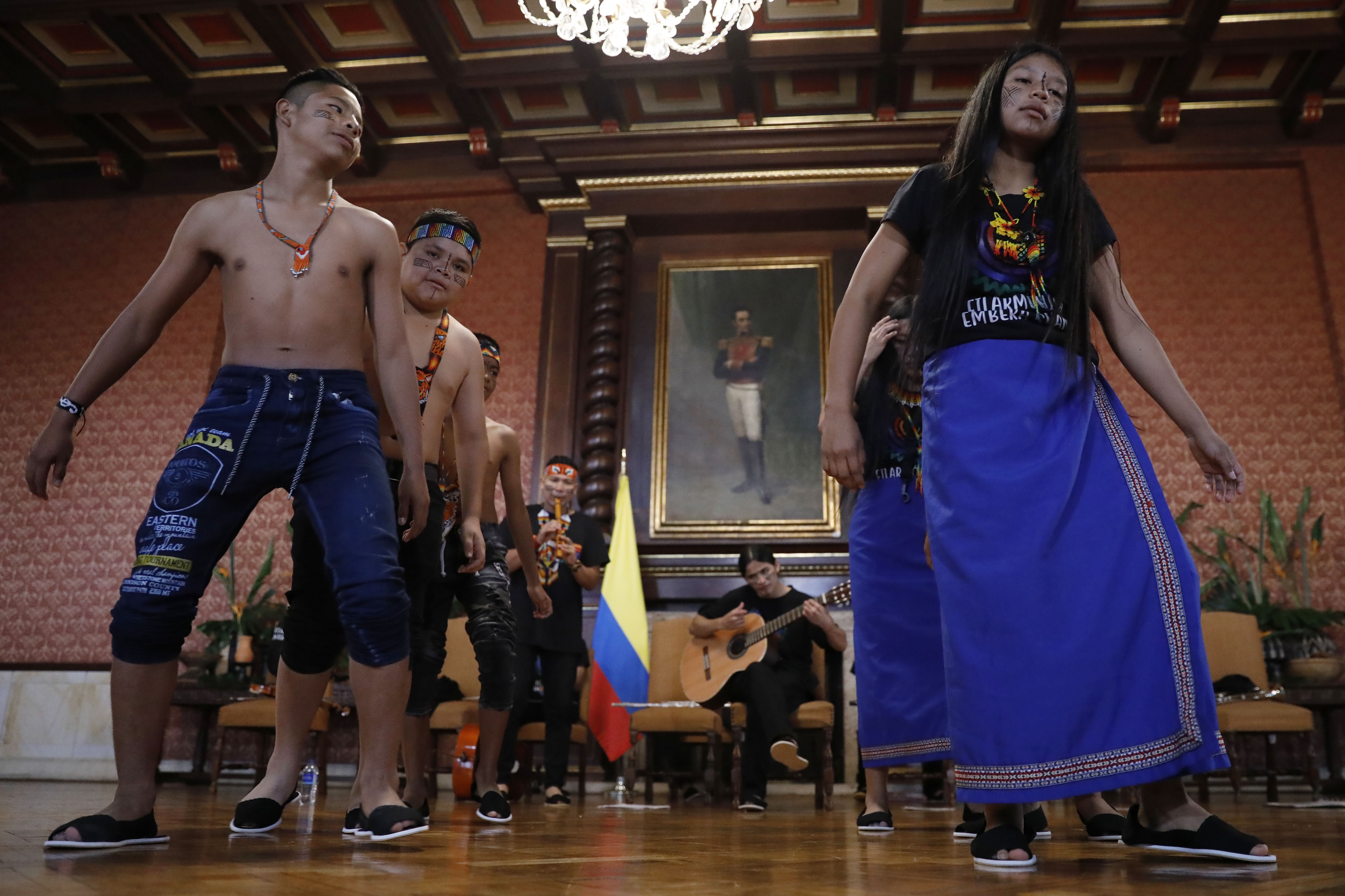 ACOMPAÑA CRÓNICA: COLOMBIA MÚSICA. AME4518. BOGOTÁ (COLOMBIA), 18/11/2022.- Músicos de la Orquesta Filarmónica Emberá Chami presentan 'Un canto por la armonía', hoy, en el Ministerio de Relaciones Exteriores, en Bogotá (Colombia). Cada semana en el Resguardo Indígena Marcelino Tascón que se esconde en el municipio colombiano de Valparaíso, cerca de cuarenta niños indígenas emberá chami hacen vibrar su terruño entre notas musicales que se desprenden de sus quenas (flauta de madera), violines, saxofones y clarinetes. EFE/ Carlos Ortega