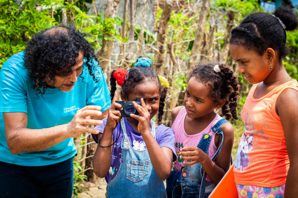 “Con la creación de Arrecife, escuela de desarrollo cultural y ambiental de Isla Fuerte, se comienzan a articular manifestaciones culturales y artísticas, generando, a partir de la formación alternativa, una experiencia social que permite la profundización de otros conocimientos y el afianzamiento de nuevos liderazgos”, dice Juan David Mejía Vásquez, cineasta, gestor cultural y director de Fecisla.