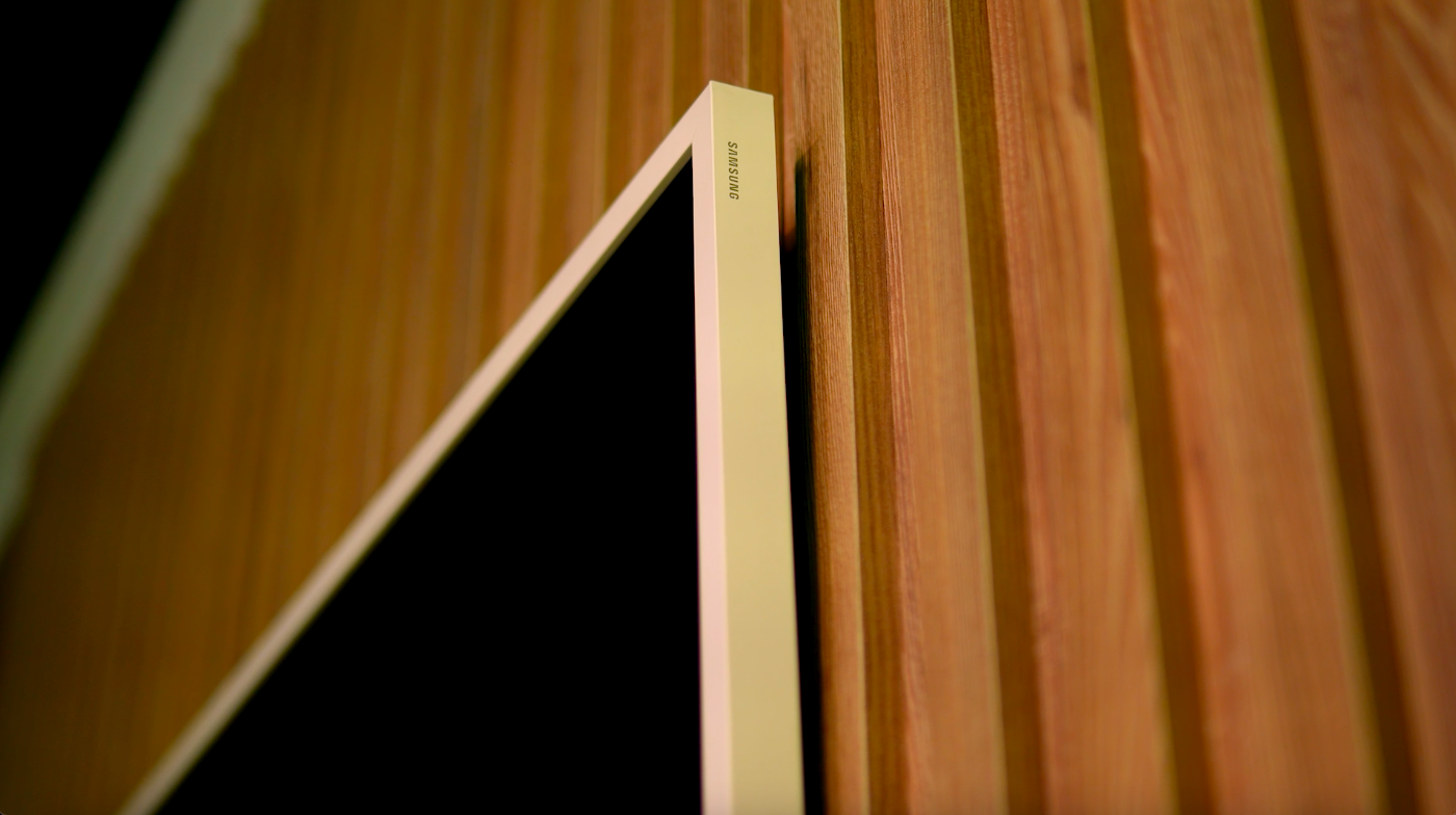 Uno de los principales detalles del Samsung The Frame son sus marcos intercambiables para combinar con la decoración del lugar donde esté instalado.