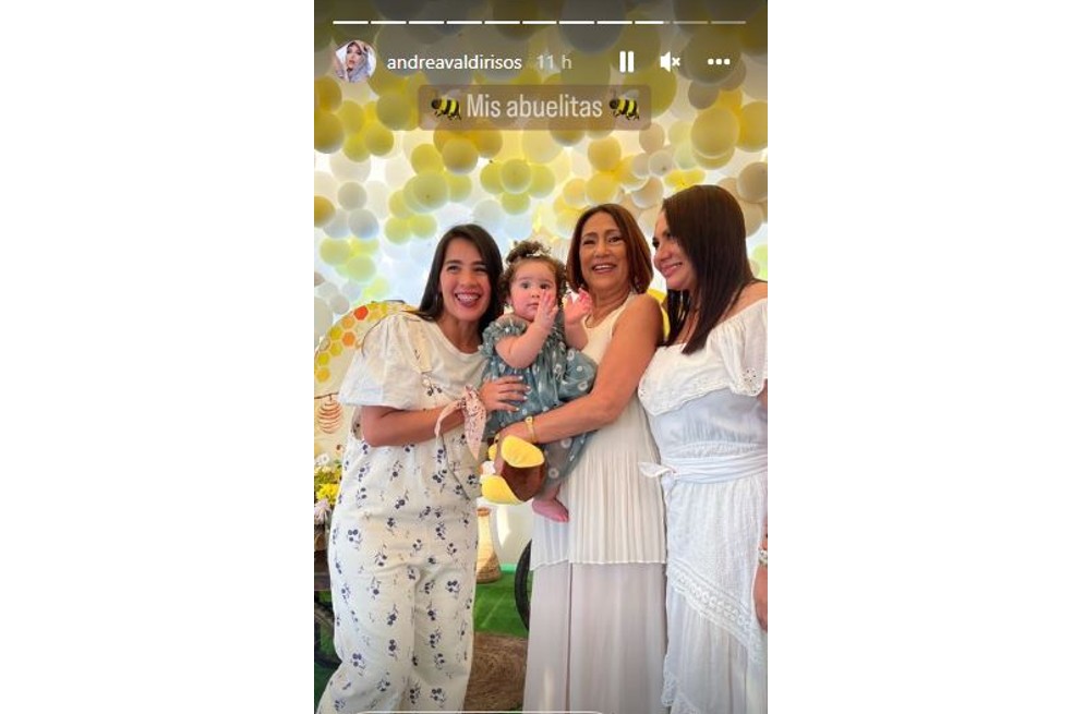 Andrea Valdiri publicó una foto de la mamá de Lowe León compartiendo con la mamá de Felipe Saruma.