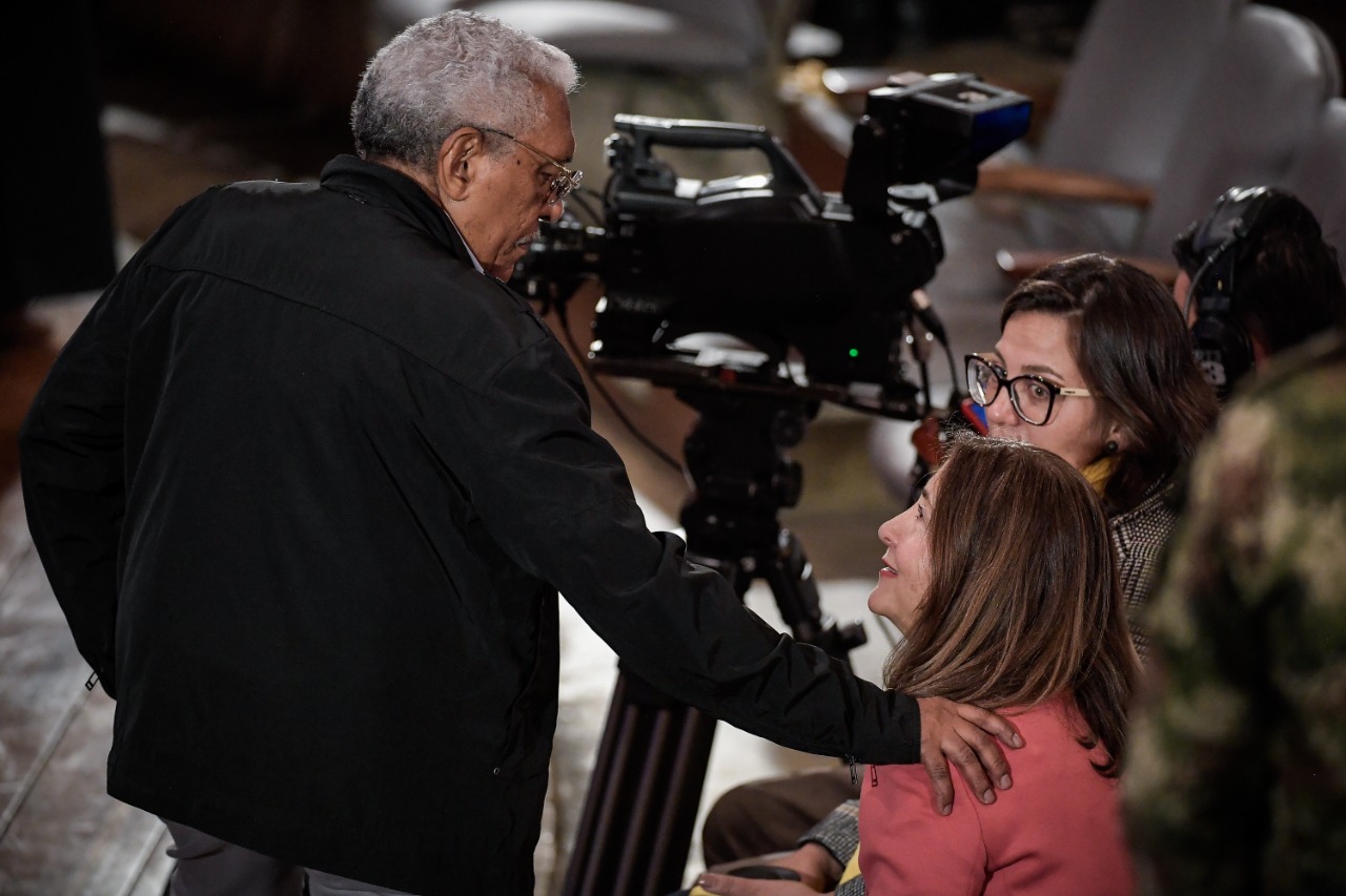 7. Además de hablar sobre detalles de su secuestro, Ingrid Betancourt le habló directamente a Milton de Jesús Toncel, conocido en la guerra como Joaquín Gómez, quien durante su cautiverio tuvo un papel crucial, pues fue él quien ordenó que a ella y Clara Rojas le construyeran un cambuche aparte, con puerta. Aquí, el el saludo entre Toncel y Betancourt.
