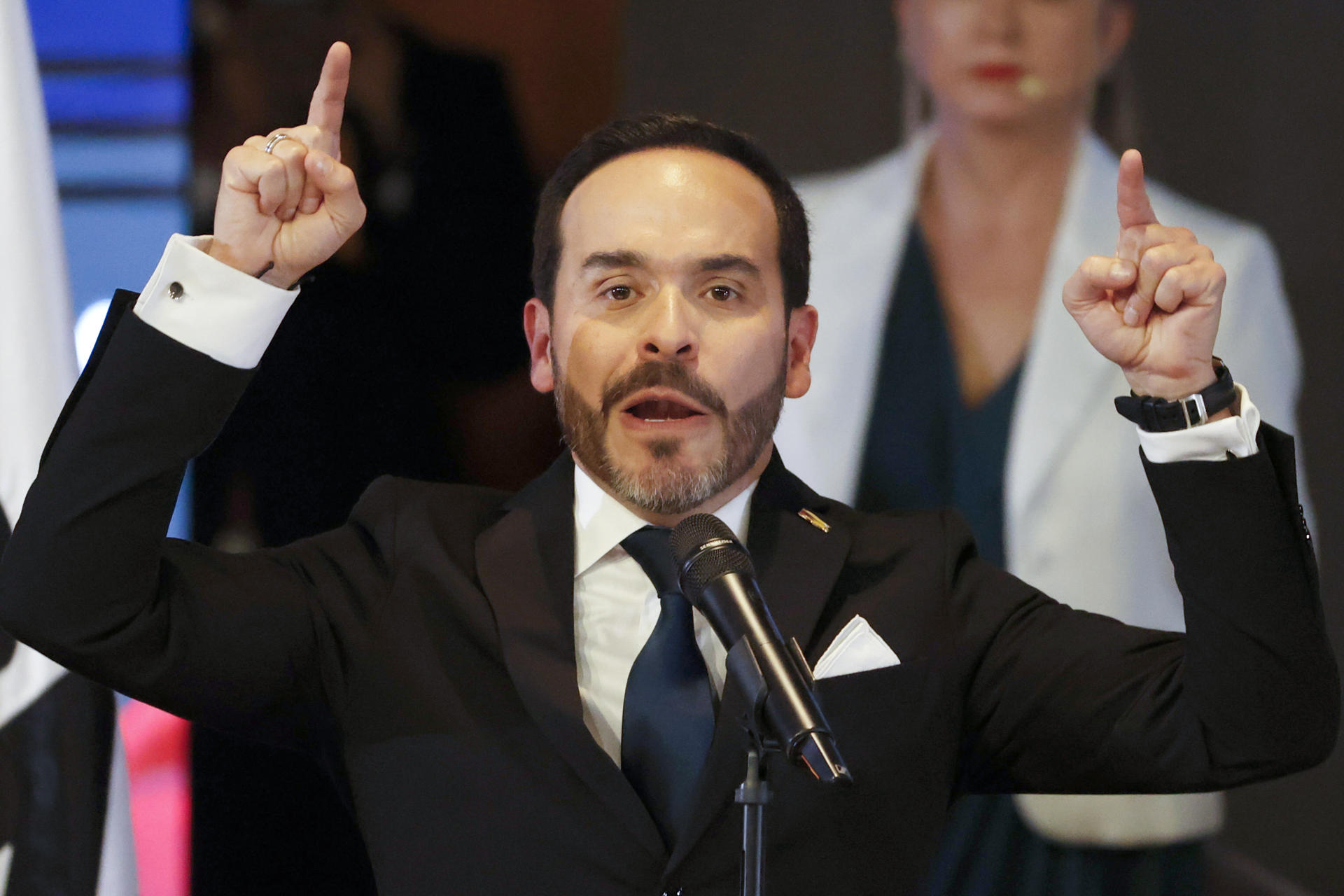 “Disponen de un mes para organizar su sometimiento”: De la Espriella a grupos armados