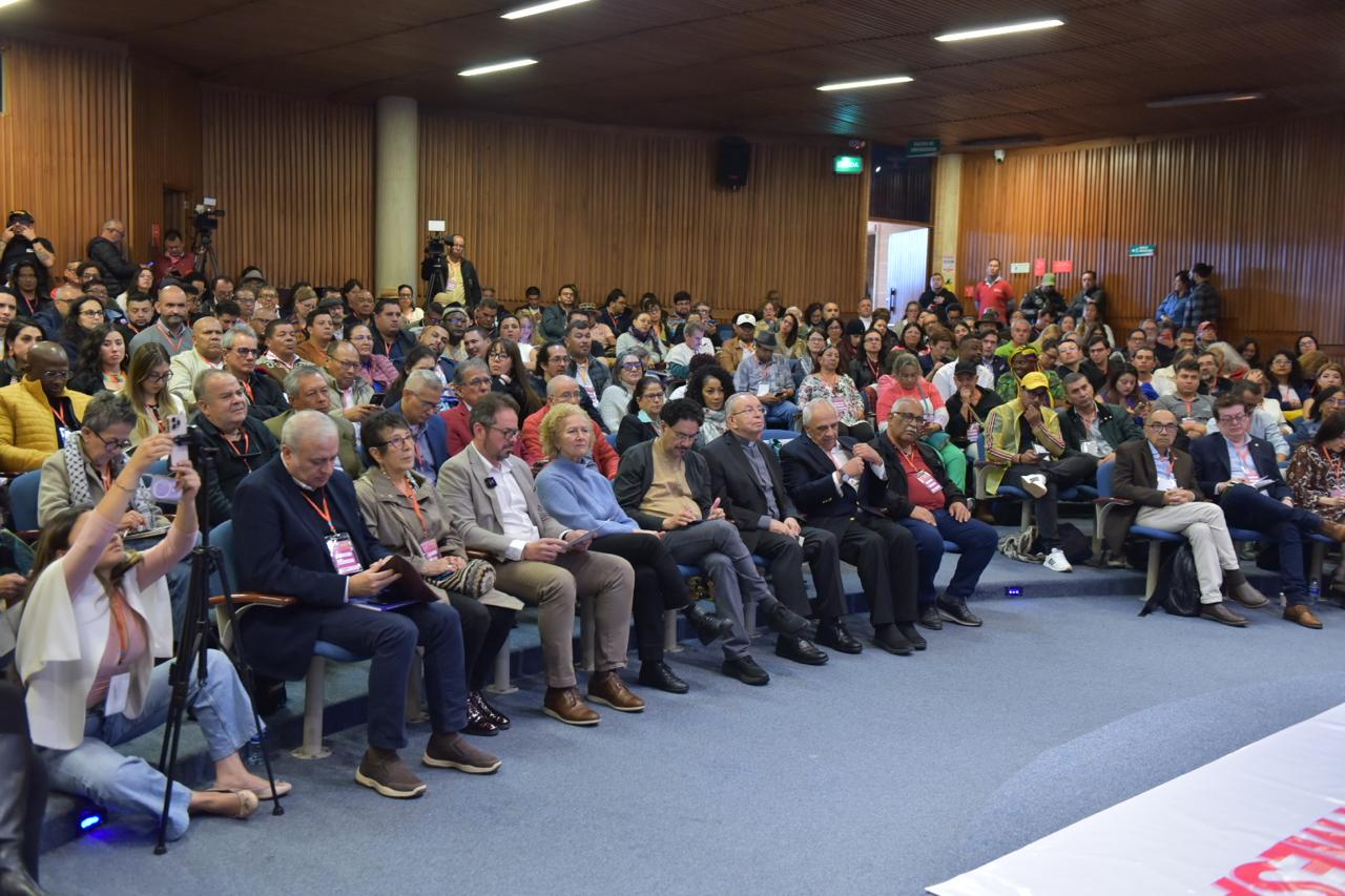 El Congreso anunció la convocatoria a una movilización nacional por la vida y los diálogos de paz, así como el impulso de una campaña que involucre a artistas y medios de comunicación para visibilizar la urgencia de acabar con la guerra.