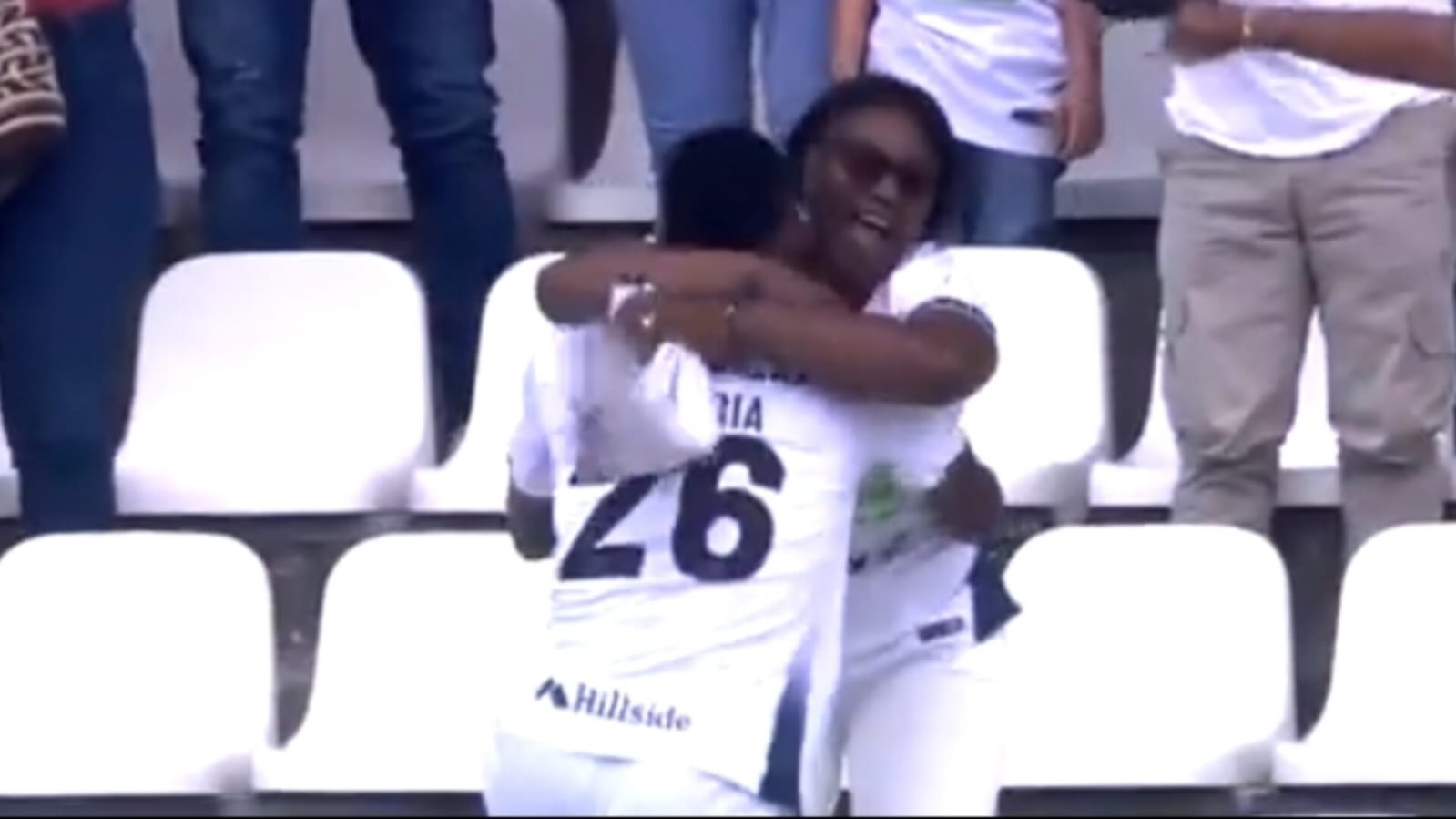 Jugador de Once Caldas celebró su primer gol abrazando a su mamá en la tribuna