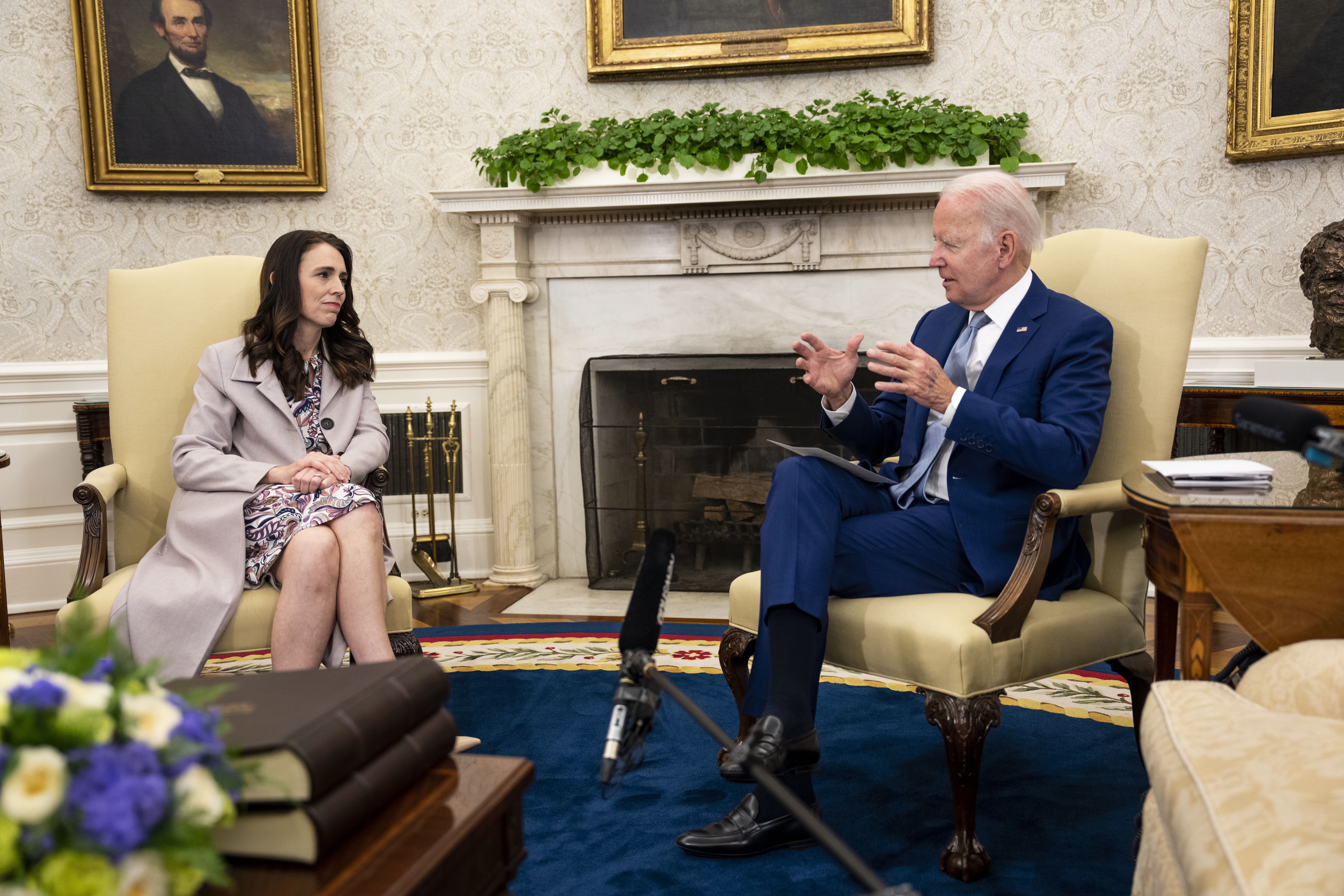 Jacinda Ardern se reunió con Joe Biden, compartiendo el dolor por los tiroteos