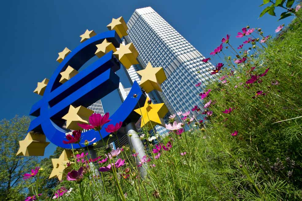 The Euro logo is pictured outside European Central Bank ahead of the the meeting of the Governing Council in Frankfurt am Main, central Germany, on August 1, 2013. Mario Draghi, President of the European Central Bank, ECB repeated a pledge that eurozone interest rates would remain low or could even fall further amid risks for the euro area. AFP PHOTO / DPA / BORIS ROESSLER GERMANY OUT