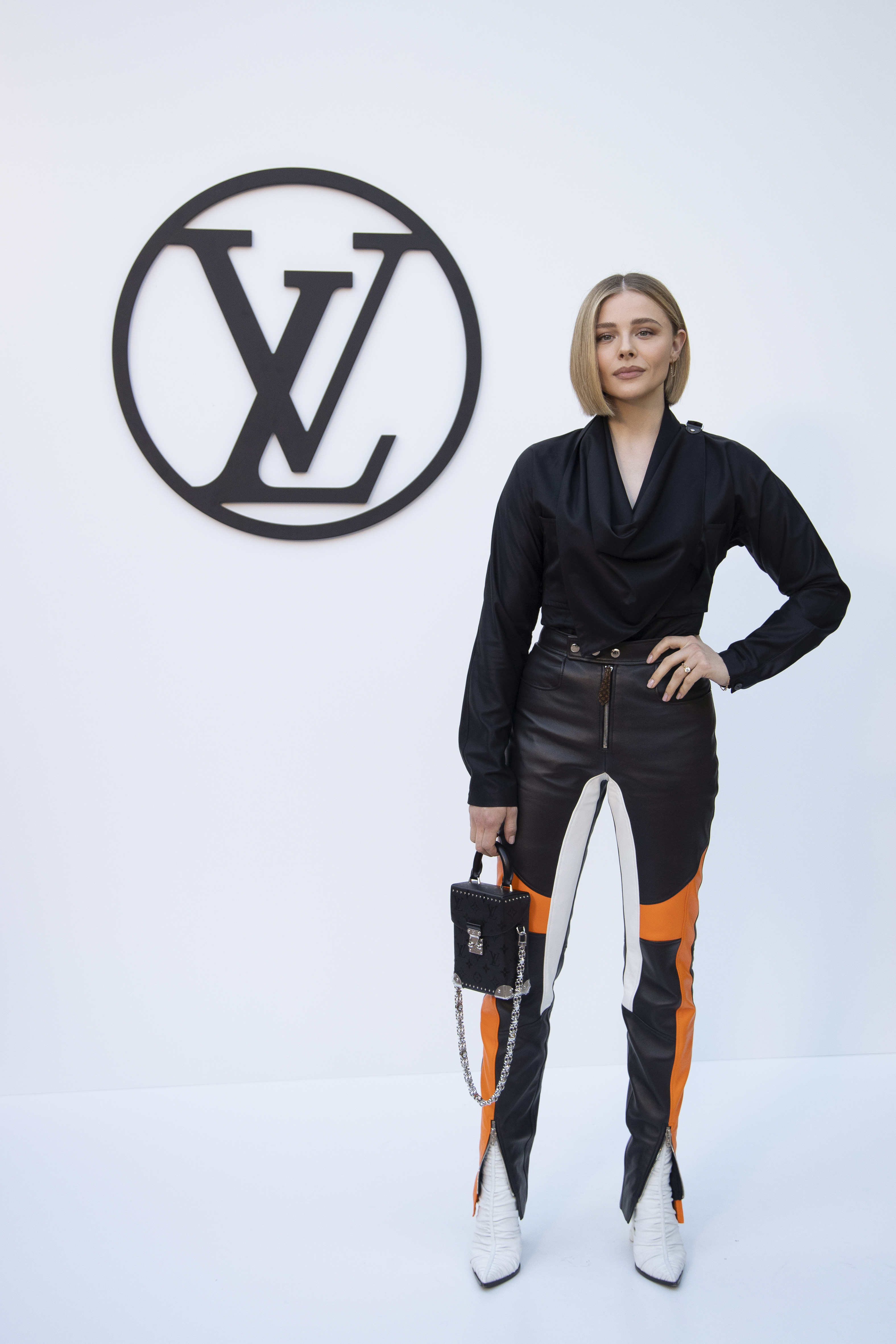BARCELONA, 23/05/2024.- La actriz americana Chloe Grace Moretz posa en la presentación de la colección 'Crucero 2025' de La 'maison' francesa de moda Louis Vuitton, diseñada por el creativo Nicholas Ghesquière, este jueves en el Park Güell de Barcelona, en una cita que reúne a personalidades y actrices de Hollywood, además del dueño de LVMH, Bernard Arnault, el hombre con la mayor fortuna del mundo. EFE/ Marta Pérez