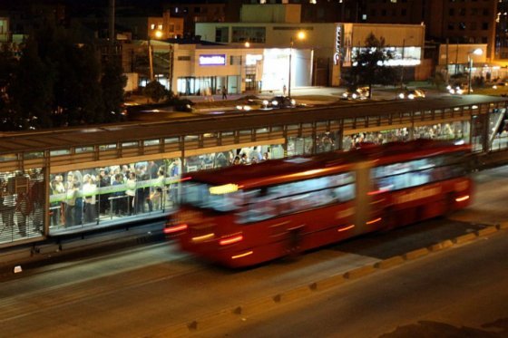 Investigan asalto masivo dentro de estación de TransMilenio