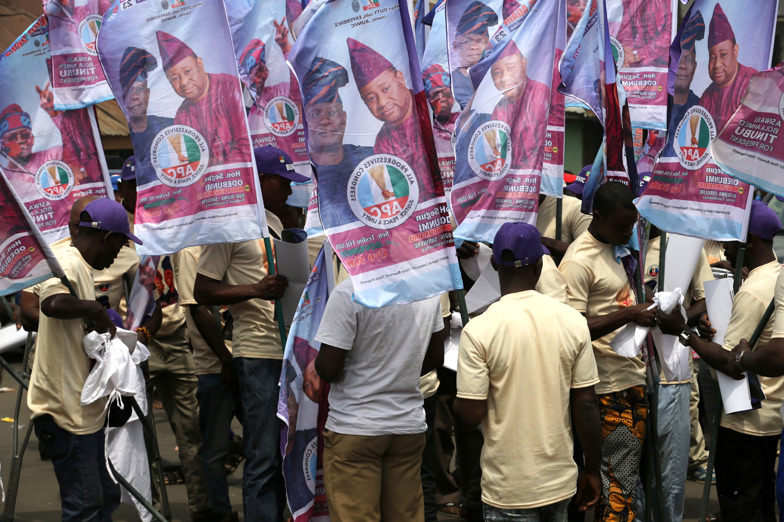 Ibadan (Nigeria), 16/02/2023.- Party supporters carry banners as they march in support of Bola Ahmed Tinubu, the presidential candidate of Nigeria's ruling party, All Progressives Congress (APC), in Ibadan, Nigeria 16 February 2023. Nigeria will hold general elections on February 25 and March 11. (Elecciones) EFE/EPA/Akintunde Akinleye