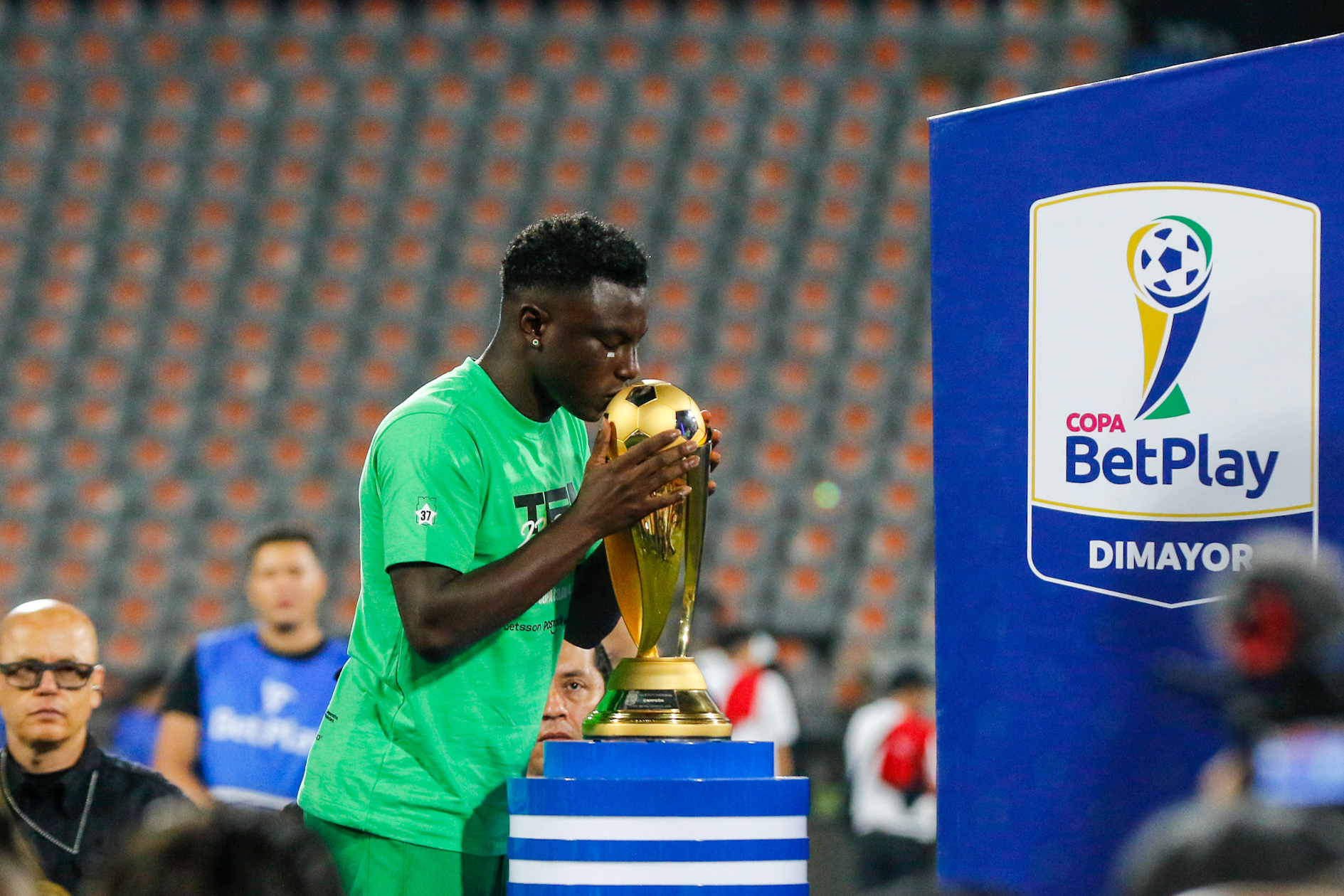 AME9235. MEDELLÍN (COLOMBIA), 17/12/2025.- Marino Hinestroza de Nacional celebra con el trofeo de la Copa Colombia este miércoles, al finalizar el partido de vuelta por la final de la Copa Colombia entre Medellín y Nacional en el estadio Atanasio Girardot, en Medellín (Colombia). EFE/ STR
