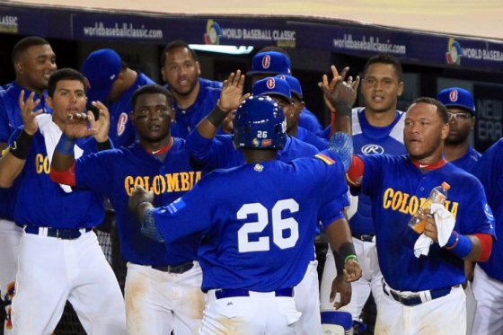 La selección Colombia de Béisbol celebra una anotación en el clasificatorio al Clásico Mundial de Béisbol que se jugó en Panamá. Foto: EFE