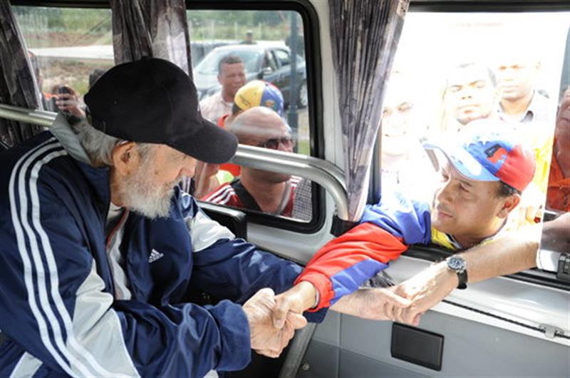 Fidel Castro reaparece en público después de 14 meses