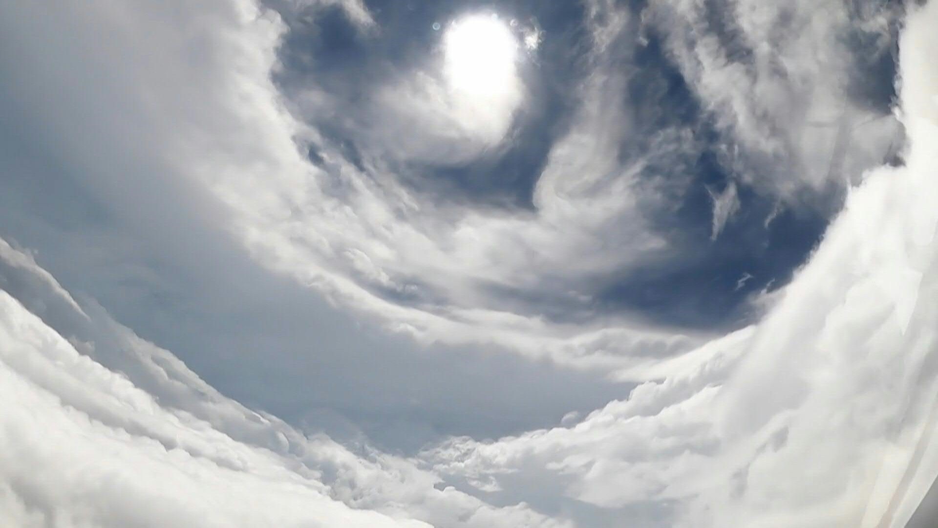 Impresionante video de un avión desde el interior del ojo del huracán Ida