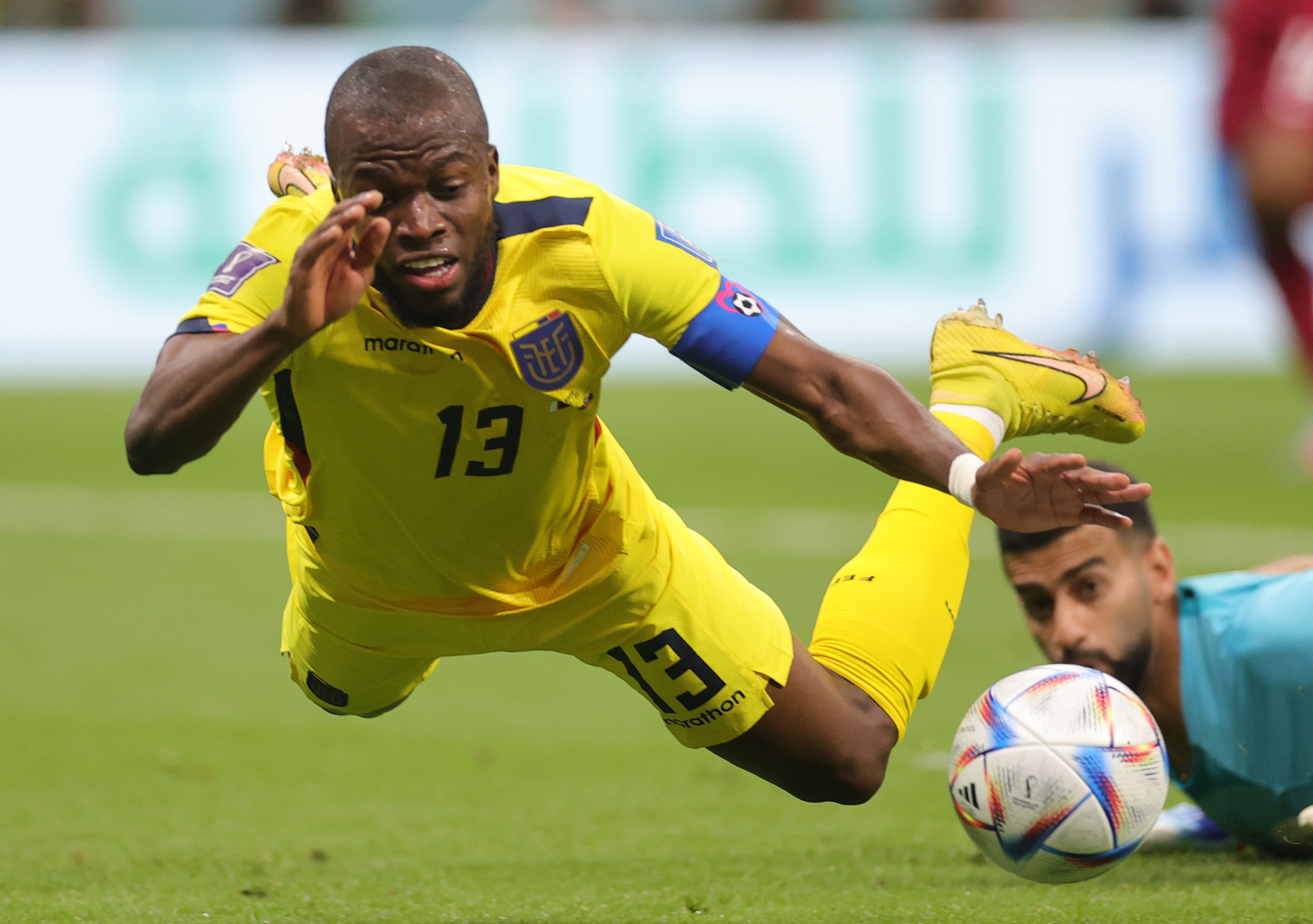 Al Khor (Qatar), 20/11/2022.- Enner Valencia of Ecuador is fouled for a penalty by Goalkeeper Saad Alsheeb of Qatar during the FIFA World Cup 2022 group A Opening Match between Qatar and Ecuador at Al Bayt Stadium in Al Khor, Qatar, 20 November 2022. (Mundial de Fútbol, Catar) EFE/EPA/Friedemann Vogel