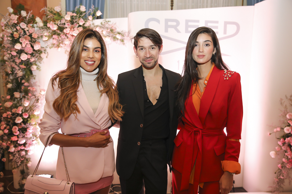 Llega a Colombia la nueva fragancia de la marca Creed: se trata de Wind Flowers, una creación que evoca la combinación única de la gracia y la fuerza del movimiento libre del bailarín de ballet a través del viento.
La historia:
Esperado desde hace mucho tiempo y con más de 5 años de preparación, el maestro perfumista Olivier Crees se complace en presentar las flores de viento al mundo.
Oliver se inspiró personalmente en la combinación única de la gracia y la fuerza del movimiento fluido de un bailarín a través del viento en el aire. Así que creó una hermosa fragancia floral brillante con matices mágicos que recuerdan al nougar amaderado claro.
En Win FLowers Olivier Creed evoca fuerzas de movimiento con ligereza y delicadeza de feminidad.