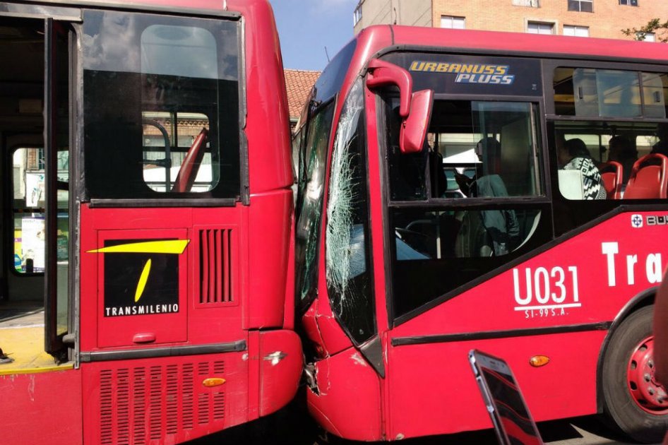 Al menos 11 heridos deja choque de dos buses de Transmilenio en estación Marly
