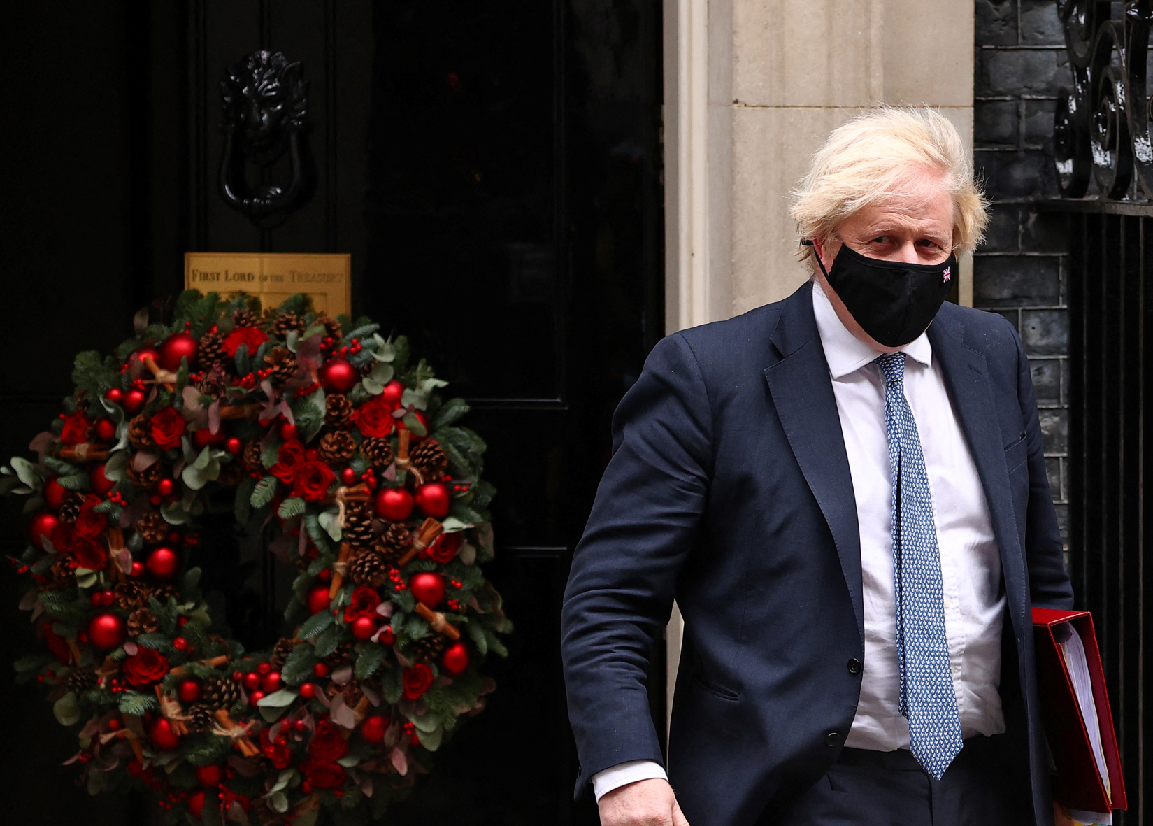 Fotos revelan que Boris Johnson sí estuvo de parranda durante cuarentena estricta