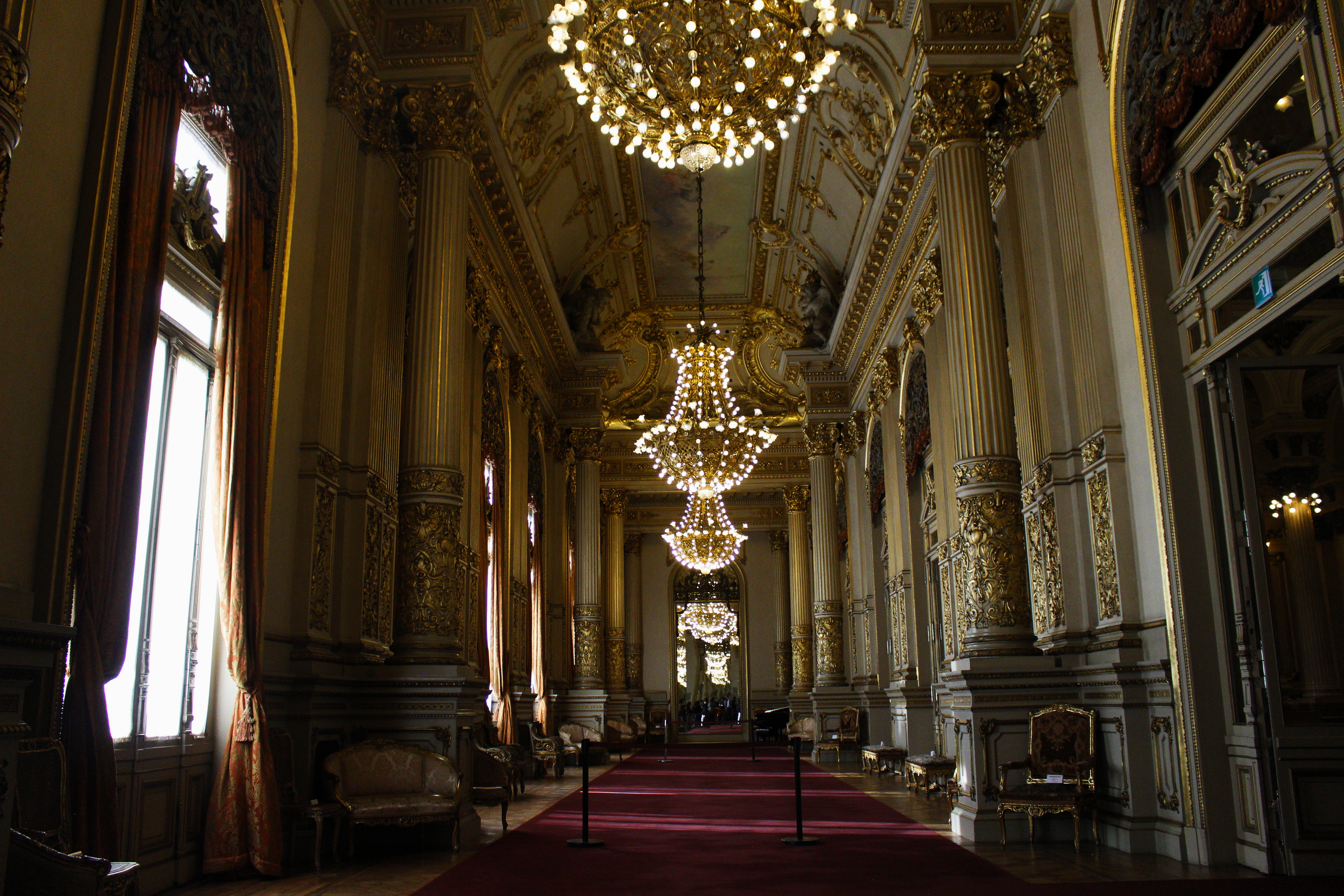 El Teatro Colón evolucionó con la era digital y ahora transmite funciones en vivo por streaming y ofrece visitas 360°. En 2024, su temporada incluyó desde "La Traviata" hasta colaboraciones con DJs electrónicos.