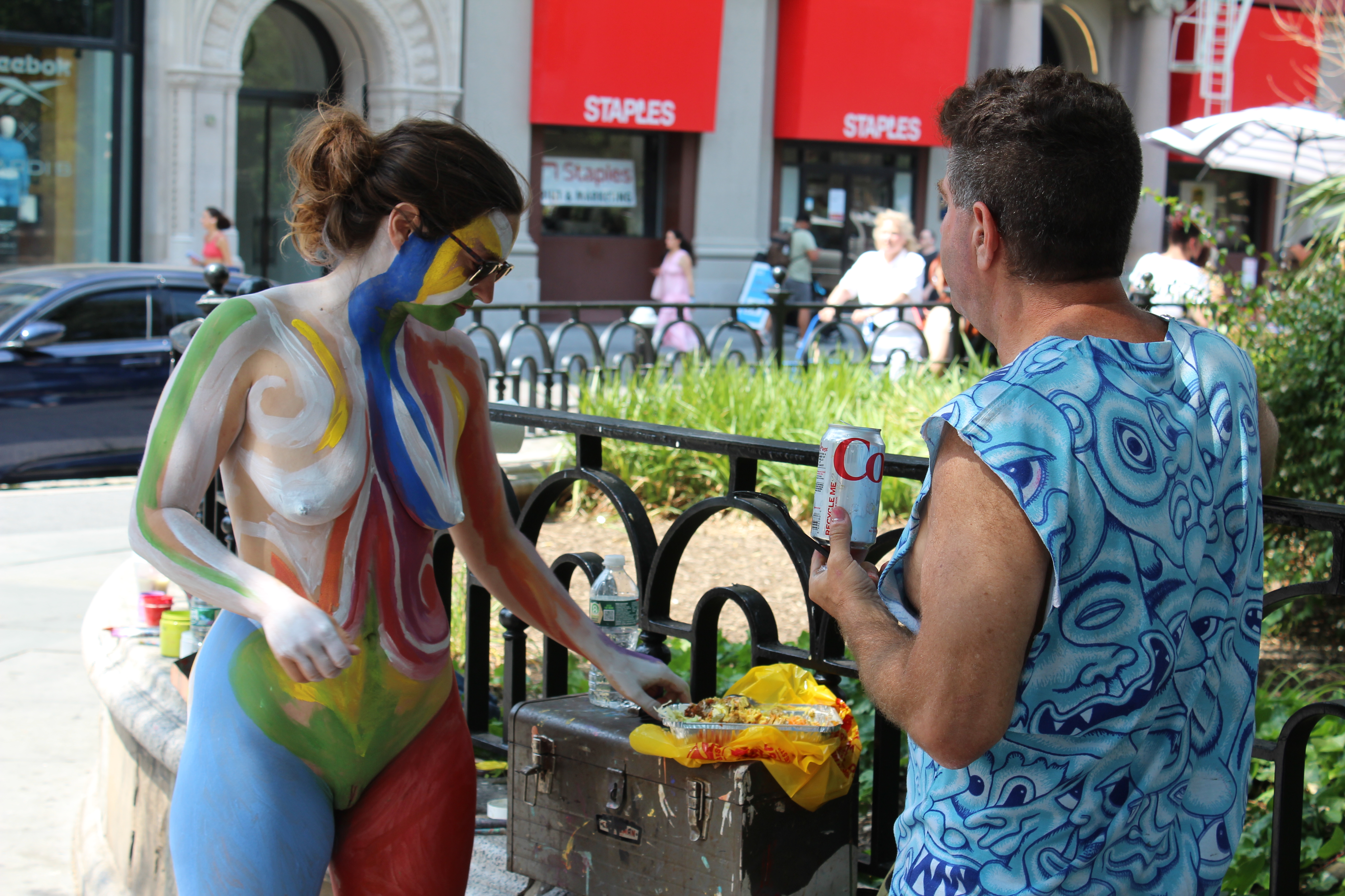 ACOMPAÑA CRÓNICA: EEUU ARTE. USA9159. NUEVA YORK (NY, EEUU), 15/07/2022.- El artista Andy Golub conversa con la modelo Niki Davis-Fainbloom después de pintarle el cuerpo hoy, en la plaza de Union Square, en Nueva York (Estados Unidos). El próximo 24 de julio la organización Human Connections Arts celebrará en Nueva York su novena jornada de cuerpos desnudos pintados y hoy, el artista Andy Golub y la modelo Niki Davis-Fainbloom mostraron en la plaza de Union Square un colorido adelanto ante las miradas asombradas de las concurrida plaza. EFE/ Jorge Fuentlesaz