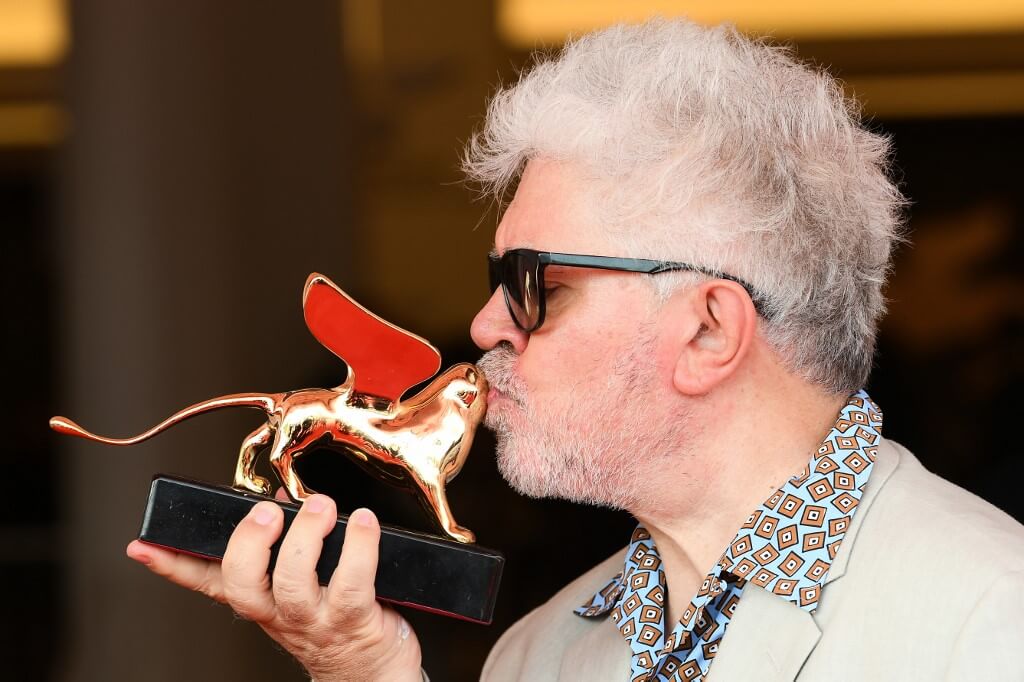 Pedro Almodóvar recibe en Venecia el León a la Carrera como un «acto de justicia poética»