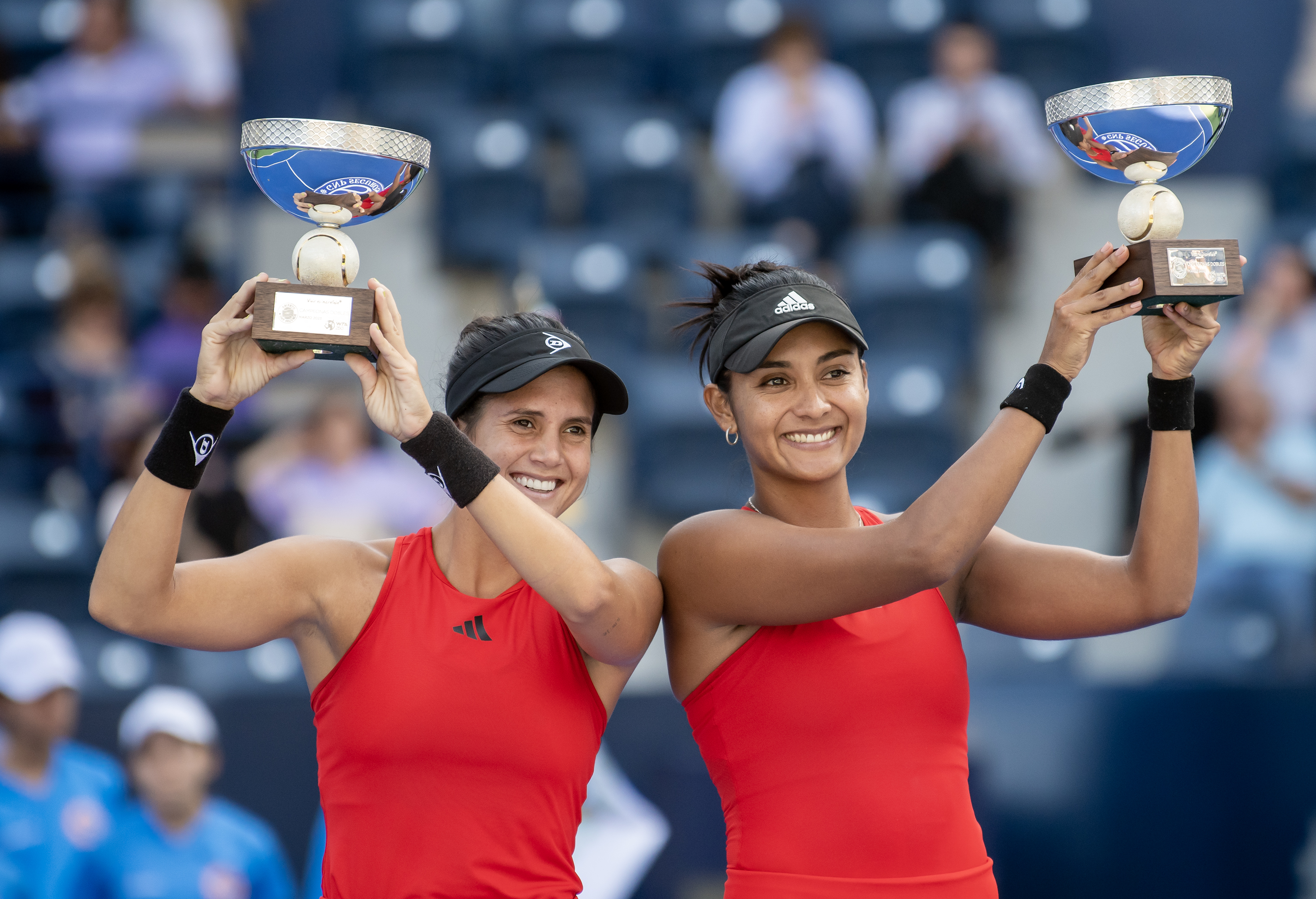 MONTERREY (MÉXICO) 05/03/2023.- Las tenistas colombianas Yuliana Lizarazo (d) y Maria Perez Garcia (i) posan hoy, con sus trofeos de campeonas después de derrotar a la jugadora mexicana Fernanda Contreras y la australiana Kimberly Birrell durante la final de dobles del Abierto de Tenis de Monterrey, en Monterrey (México). EFE/Miguel Sierra