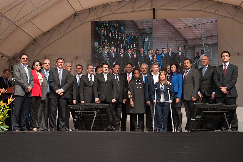 Alcaldes de Cali, Cartagena, Manizales, Montería, Pereira, Pasto y Barranquilla se unieron al Pacto por la Transparencia, que lideran el presidente Santos y el vicepresidente Vargas Lleras. /Cortesía