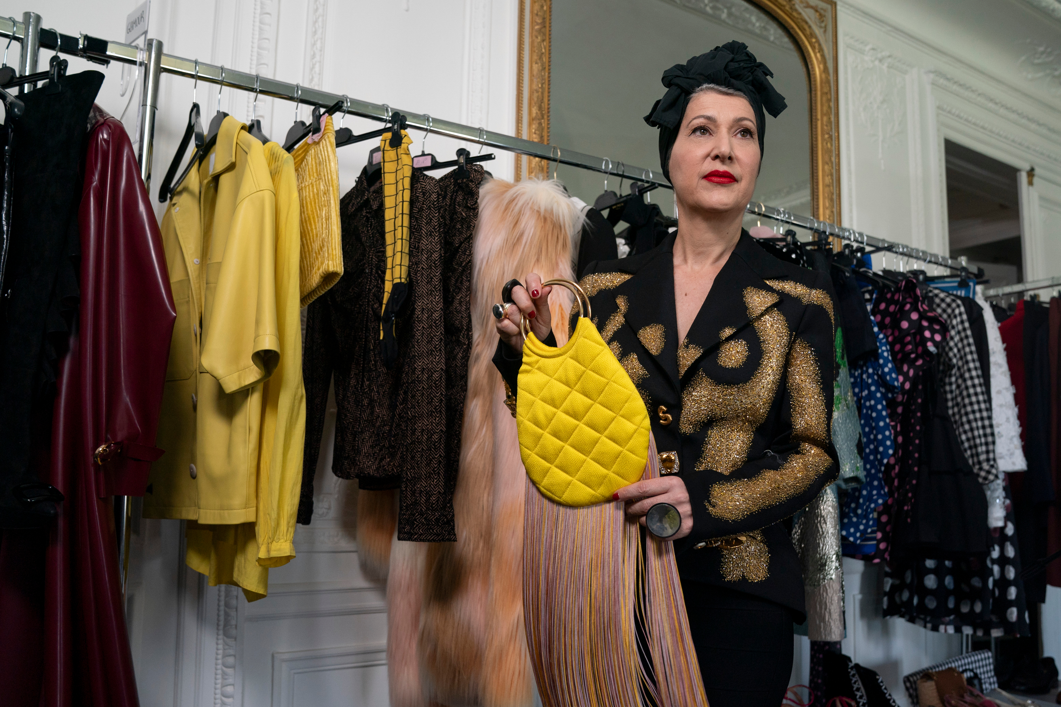 Marylin Fitoussi mostrando el bolso de la diseñadora Silvia Tcherassi. /Netflix