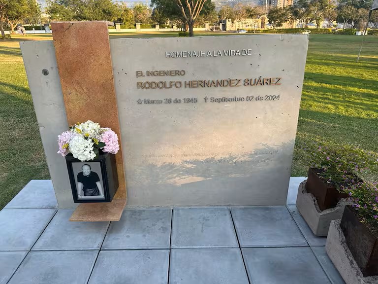 Robaron epitafio de la tumba de Rodolfo Hernández: así quedó