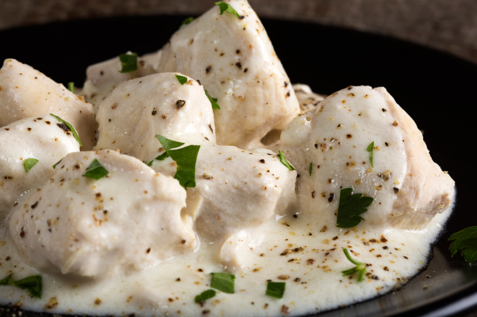Cómo hacer pollo a la crema con queso y hojas de perejil