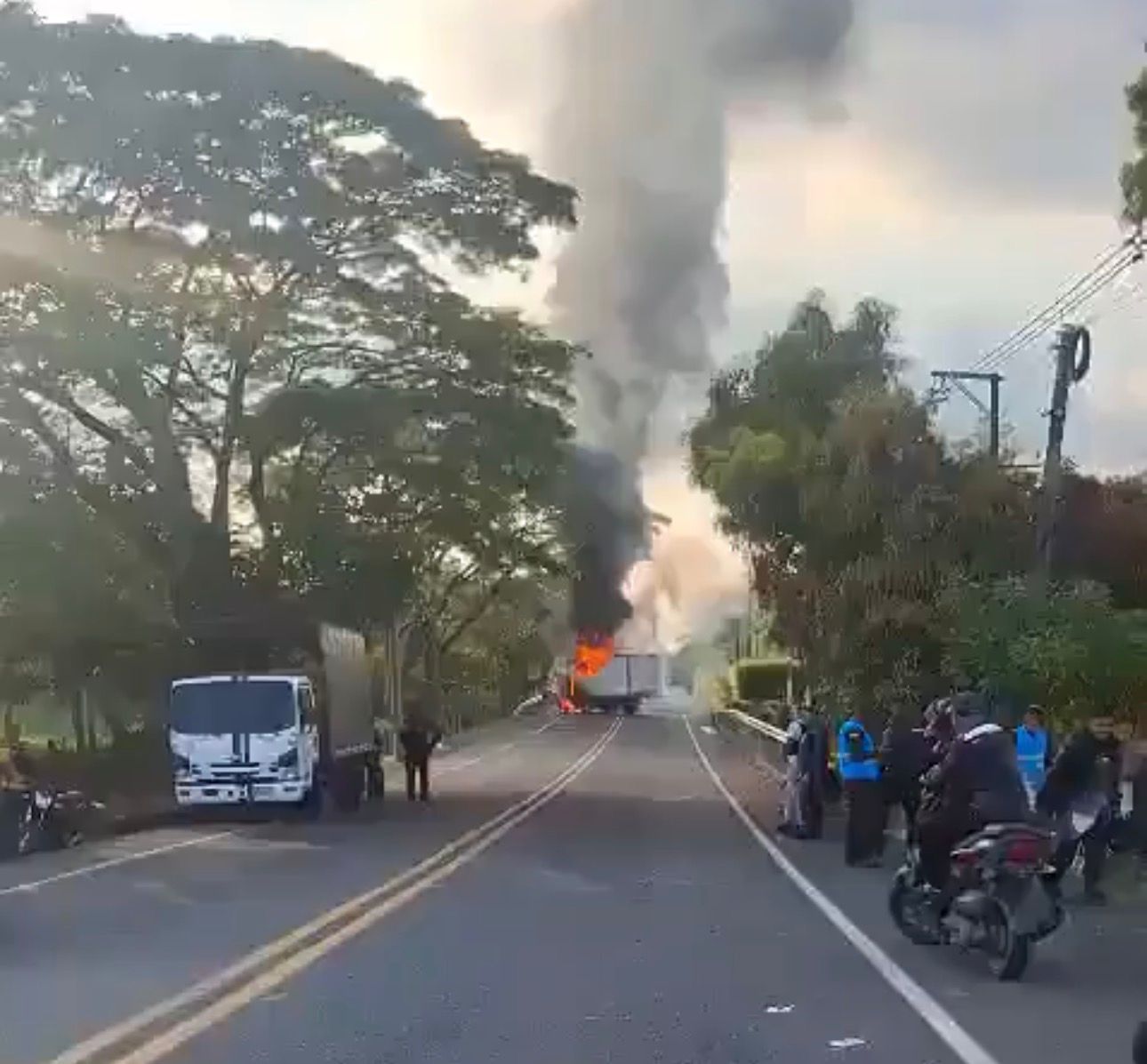 Quema de vehículos y más bloqueos agravan el paro minero en Córdoba y Antioquia