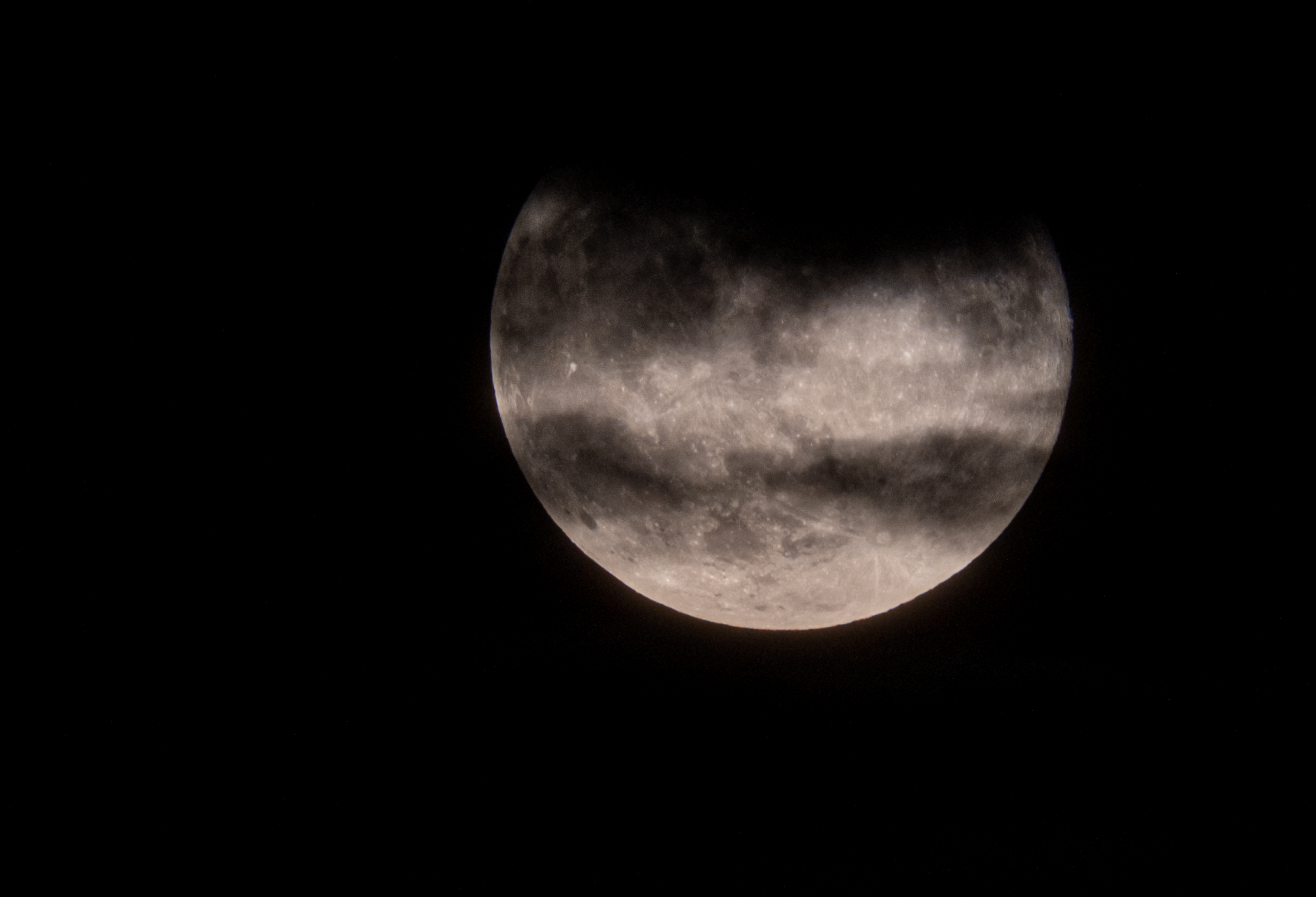 LOGROÑO (La Rioja) 05/06/2023.- Imagen de la luna llena de junio vista hoy domingo desde Logroño, también conocida como "la luna de fresa". EFE/ Raquel Manzanares.