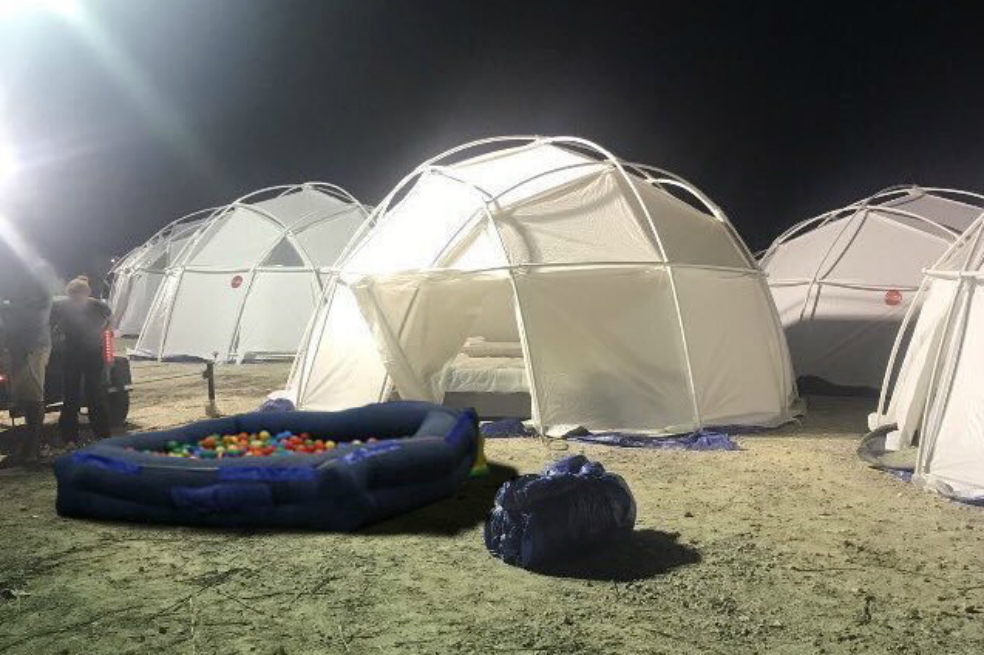 Joven de 25 años organizó millonario festival que resultó un fiasco