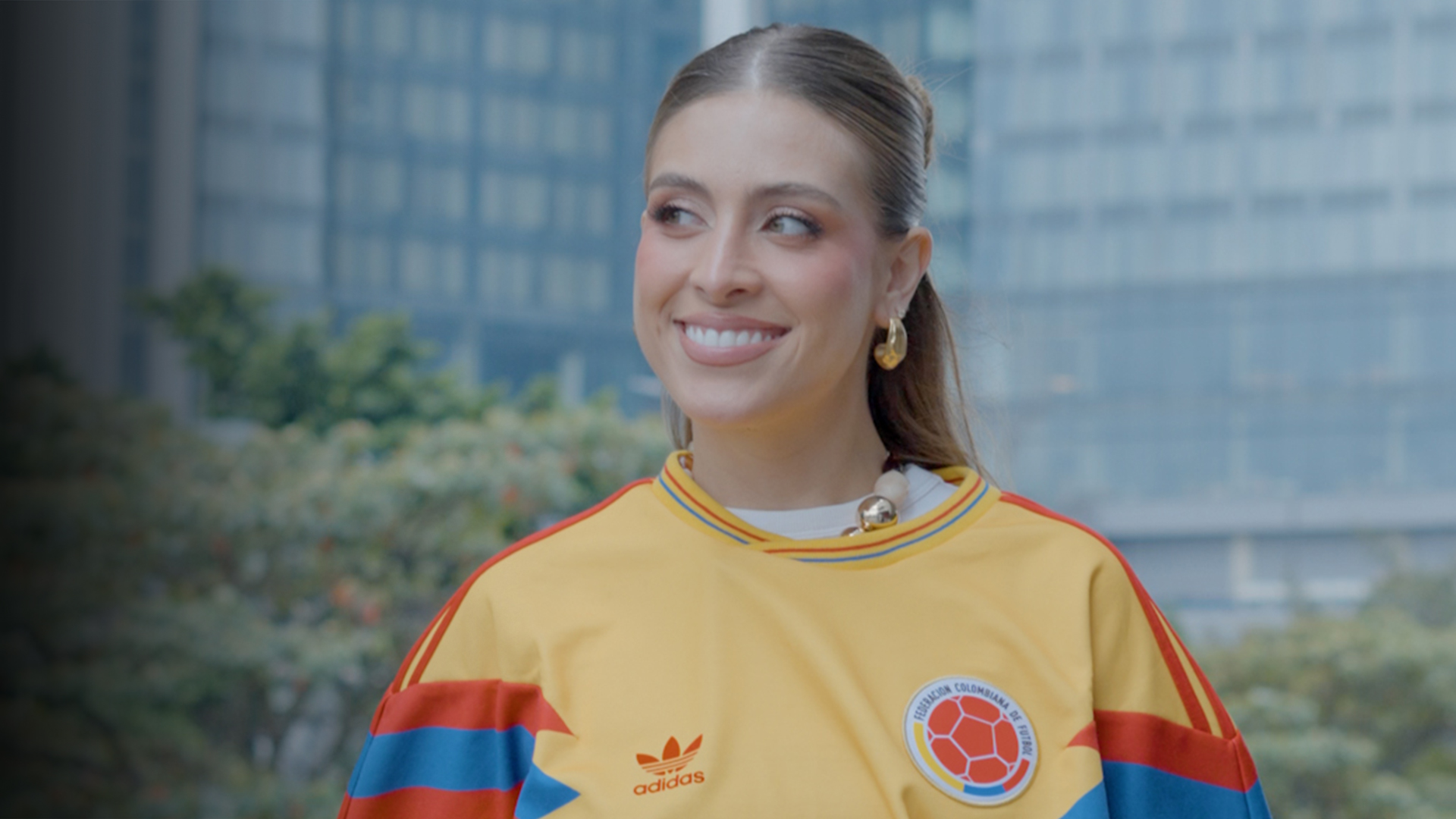 Outfits con la camiseta de la Selección Colombia: ideas para llevarla con estilo