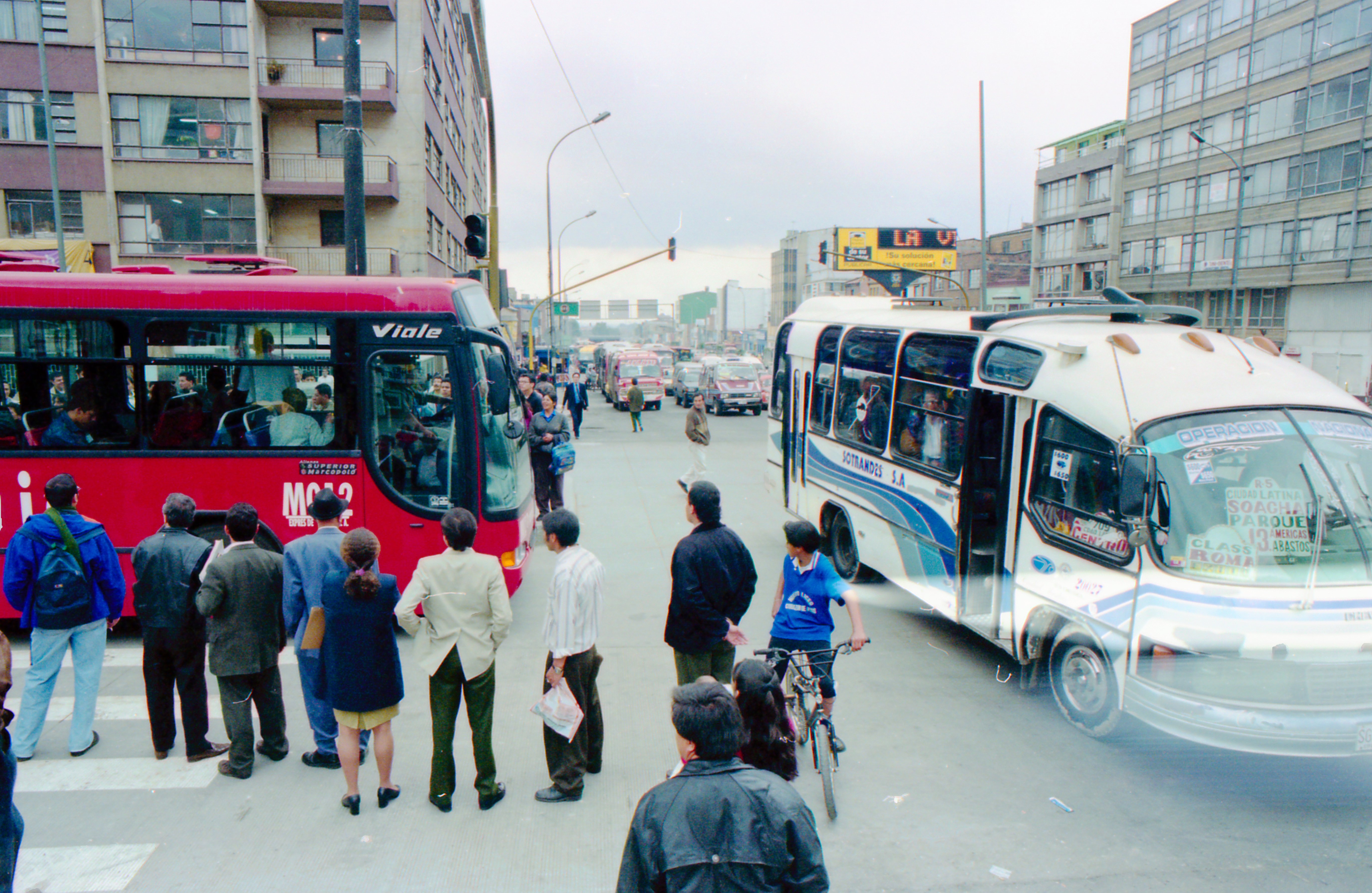 TransMilenio 25 años: de 14 buses a un imperio rojo, así era la Bogotá que lo vio nacer