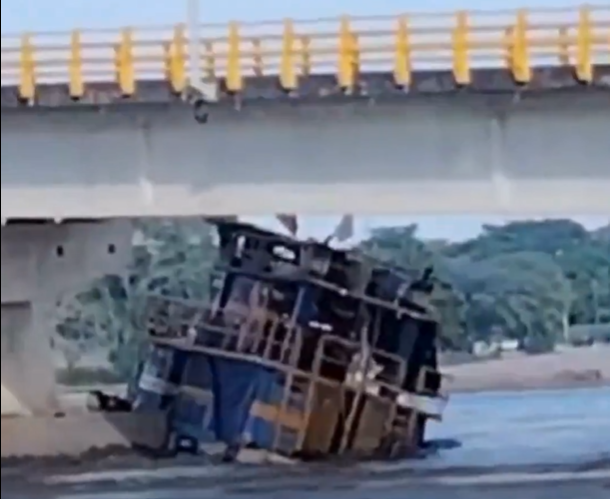 Remolcador chocó contra puente sobre el río Magdalena en Barrancabermeja