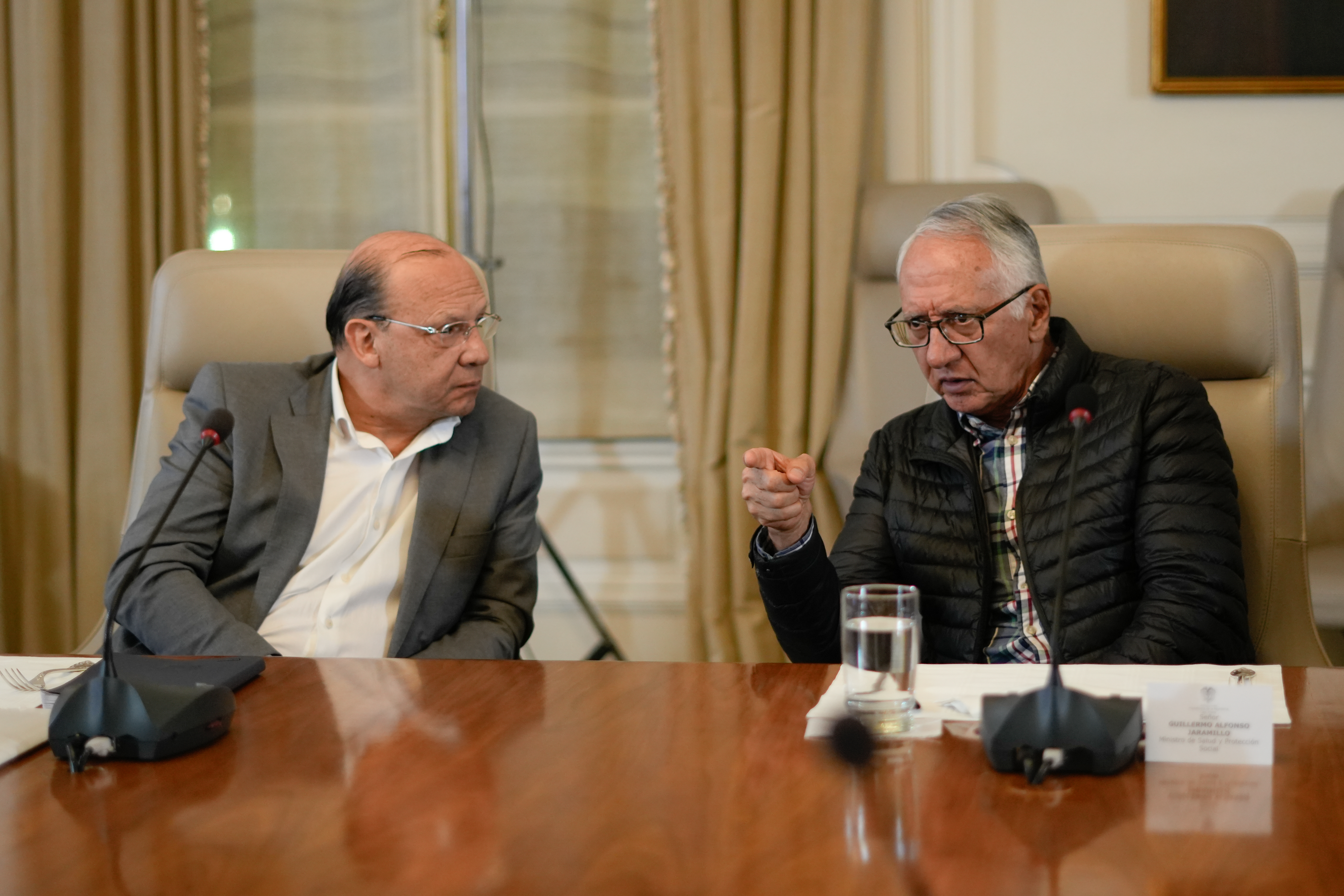 Ministros de Hacienda, Germán Ávila, y de Salud, Guillermo Alfonso Jaramillo, preparan decretos de emergencia económica y sanitaria.