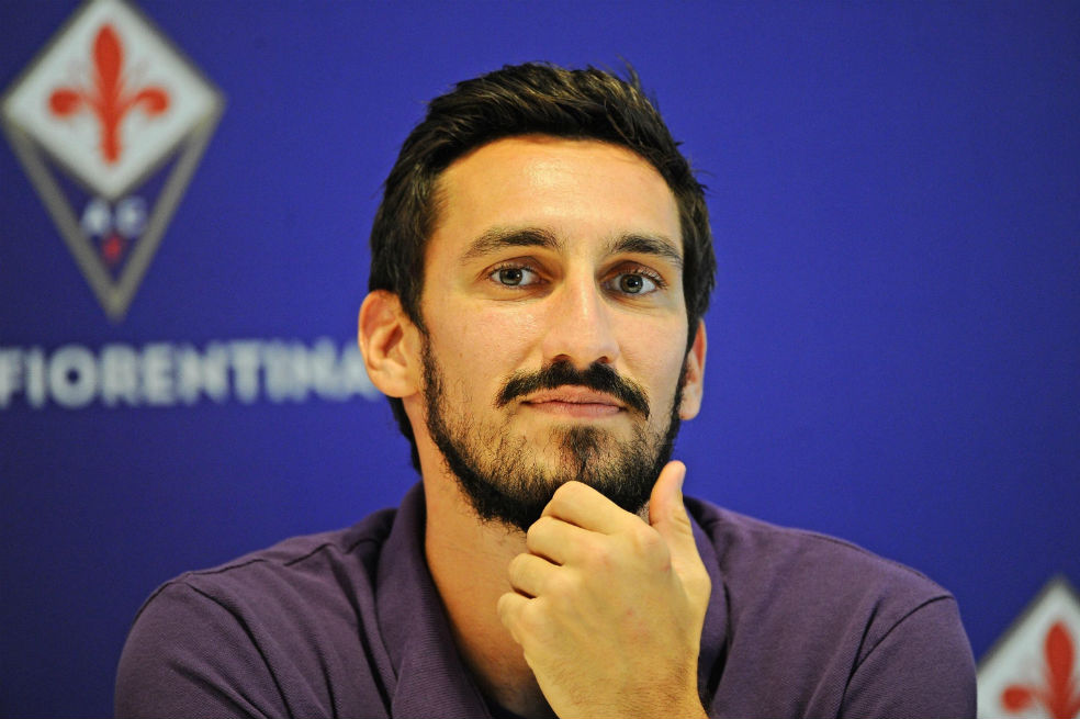 La Fiorentina y el Cagliari retiran el número 13 en memoria de Astori