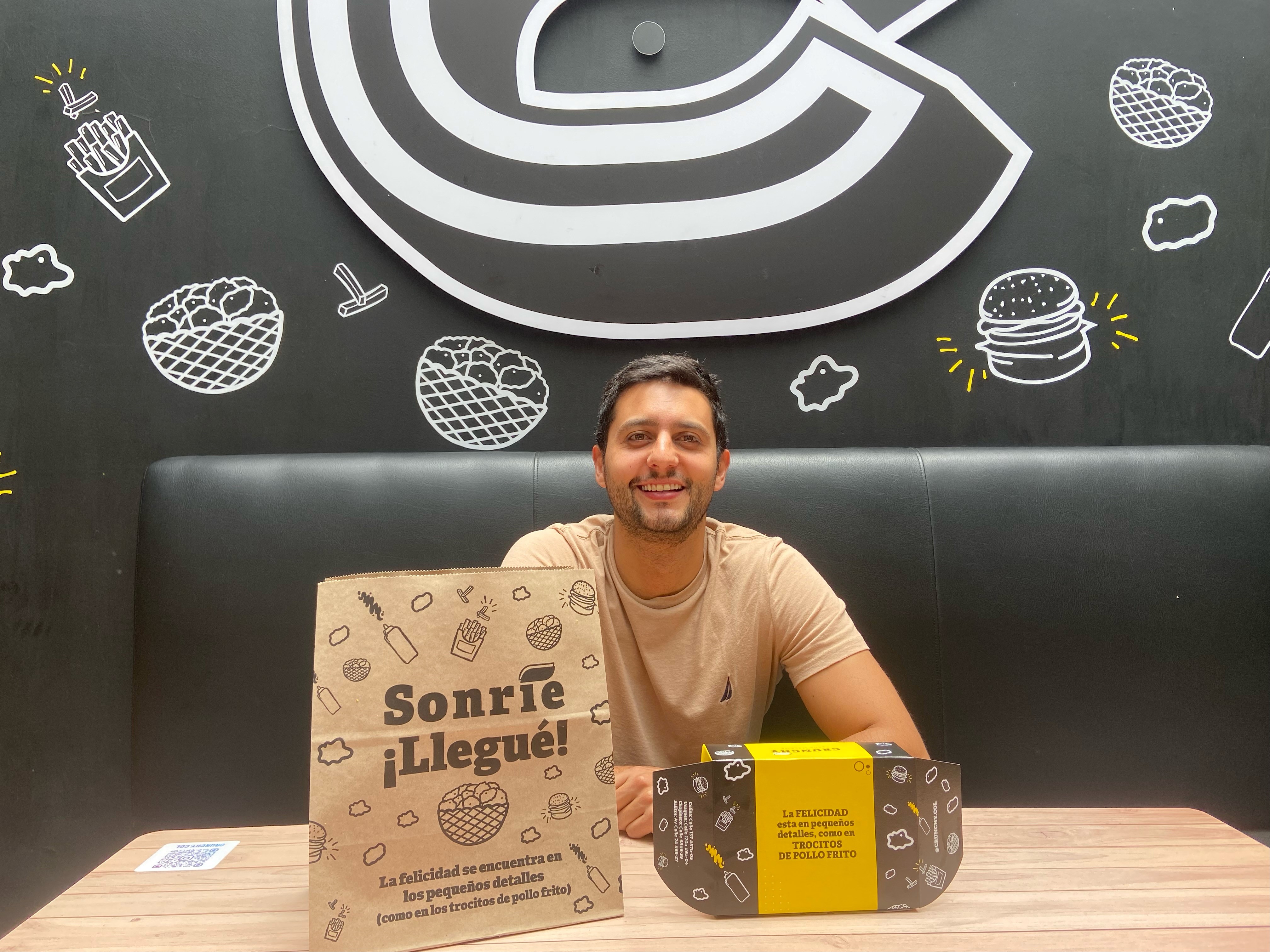El administrador de empresas que emprendió con una forma diferente de comer pollo