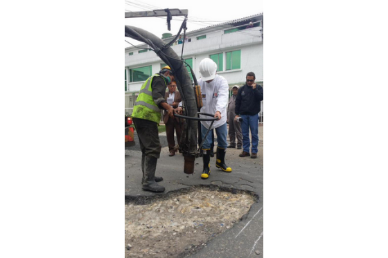 Petro «responde» a policías tapa-huecos