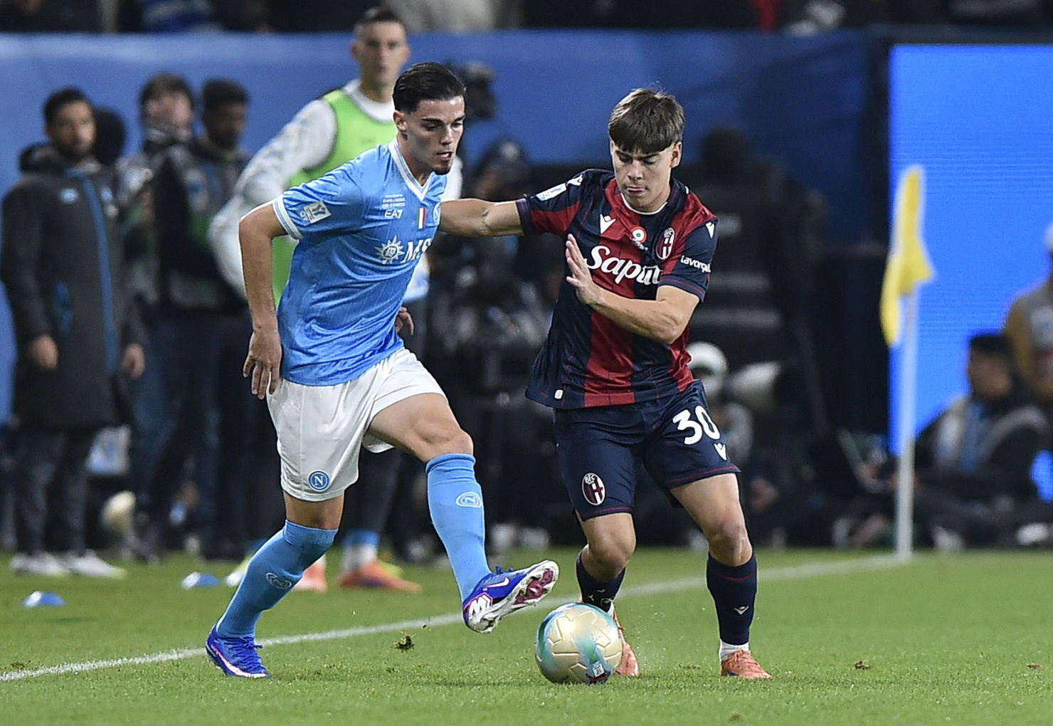 RIYADH (Saudi Arabia), 22/12/2025.- Miguel Gutierrez of Napoli (L) and Benjamin Dominguez of Bologna in action during the Supercoppa Italiana, the Italian Super Cup final between SSC Napoli and Bologna FC 1909, in Riyadh, Saudi Arabia, 22 December 2025. (Arabia Saudita) EFE/EPA/STRINGER