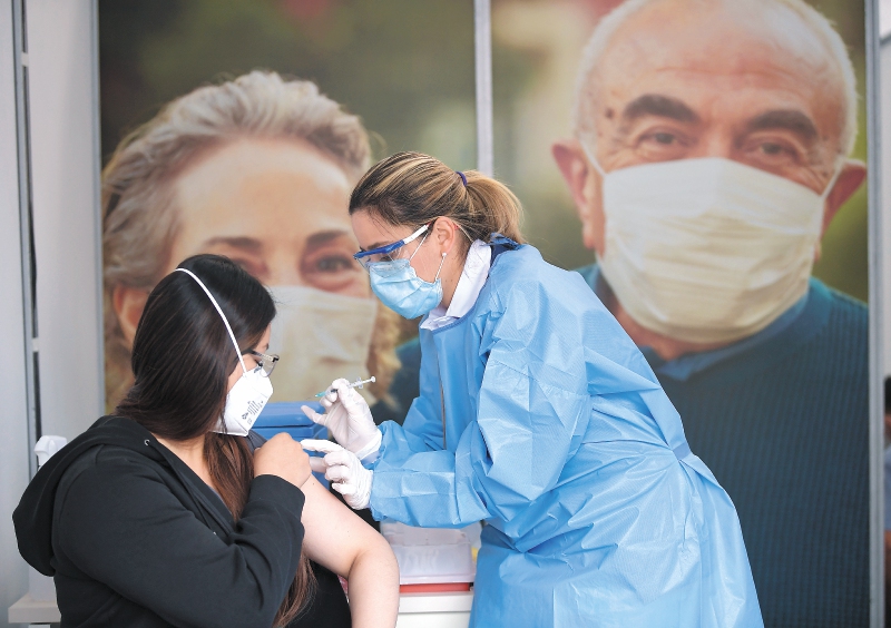 Desarrollan vacuna que serviría para variantes de coronavirus que aún no existen