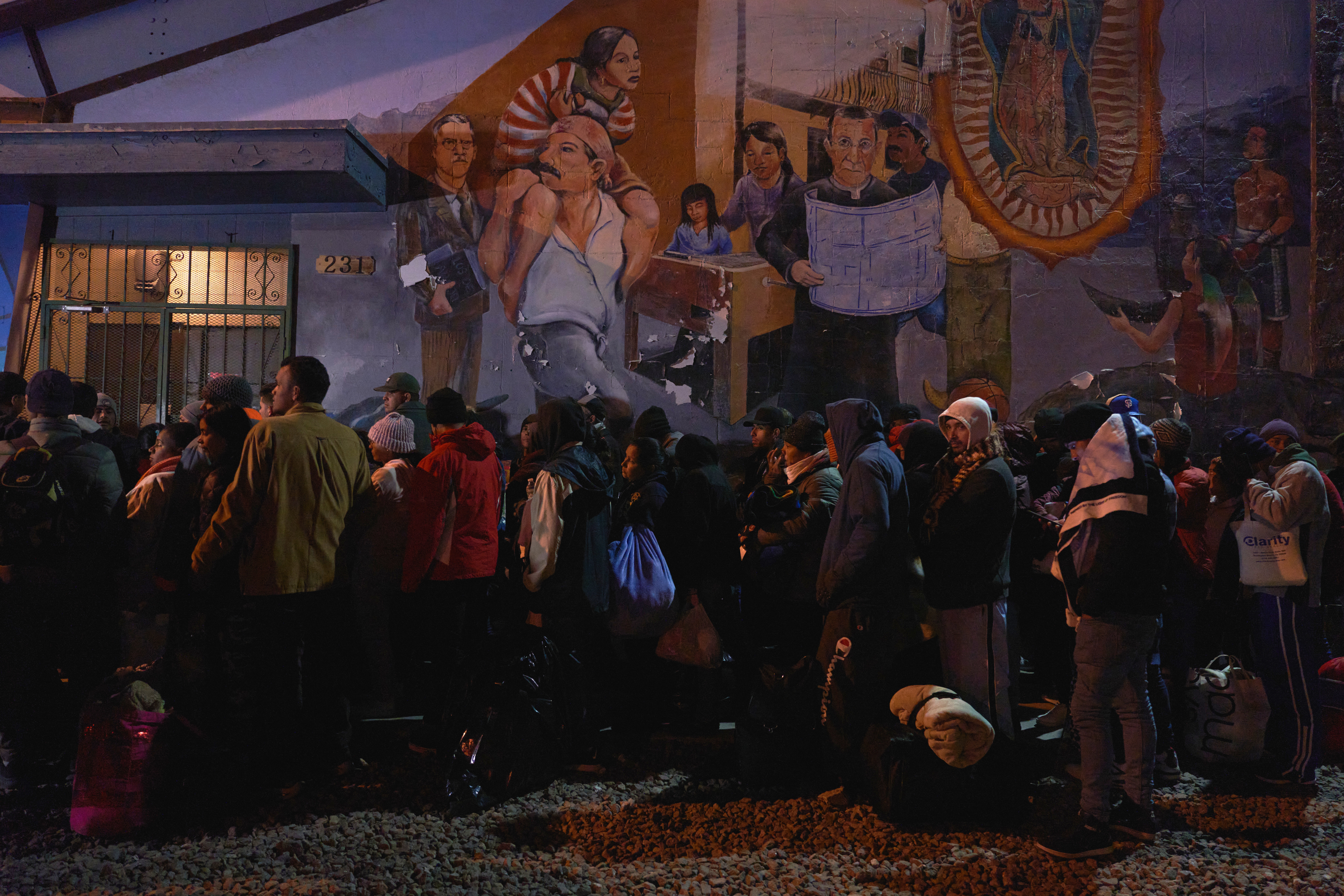 El Paso (United States), 21/12/2022.- Migrants line up to try to get one of the few beds at Sacred Heart Church in El Paso, Texas, US, 20 December 2022. Migrants are forced to spend the days and nights on the streets of El Paso after being released by US Border Patrol due to shelters being beyond capacity. Supreme Court Chief Justice John Roberts temporarily halted the end of the Title 42 policy that allows the US to expel migrants at the southern border without the chance for asylum. (Estados Unidos) EFE/EPA/ALLISON DINNER