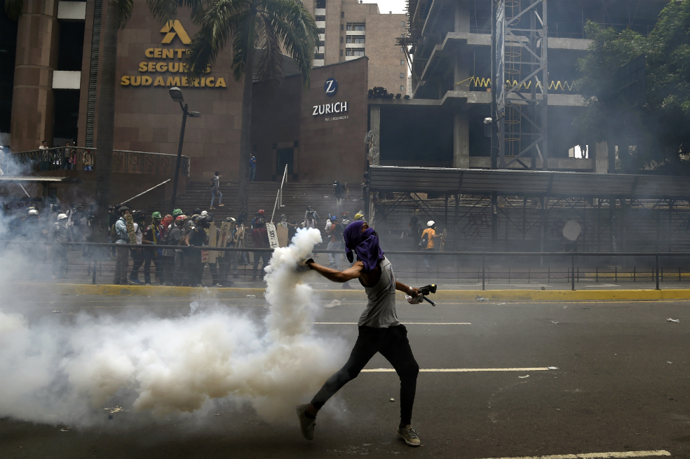Con gases impiden marcha de opositores contra Constituyente en Venezuela