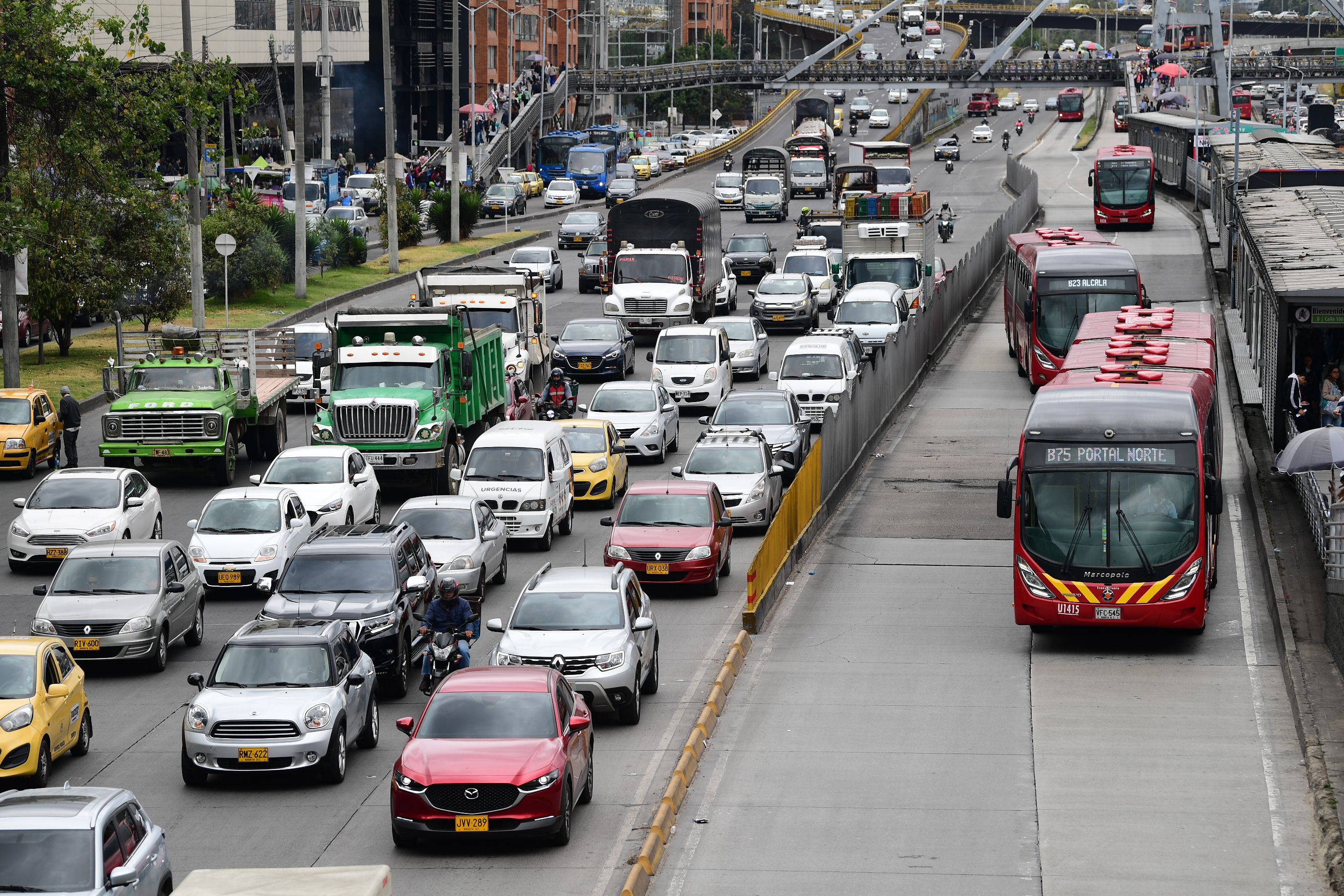 Tráfico pesado y múltiples trancones en varios puntos de la capital.