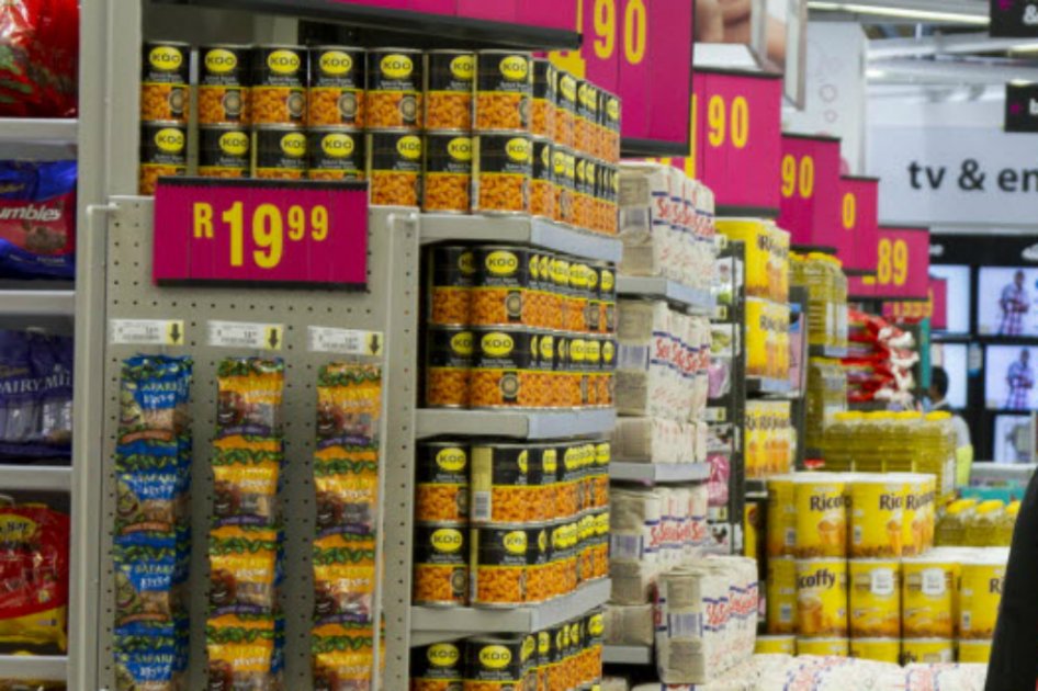 Confianza de consumidores cae menos de lo esperado en julio en EE. UU.