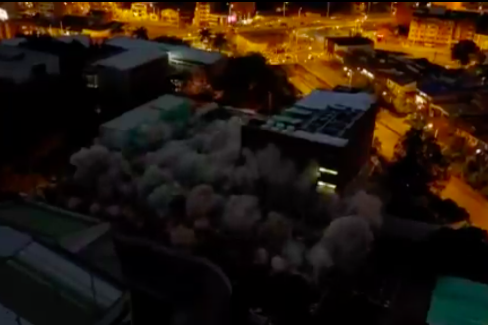 En video: la implosión de edificio en una universidad en Medellín